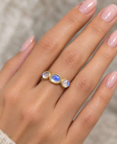 Ring aus 18-karätigem Gelbgold mit drei Regenbogen-Mondsteinen