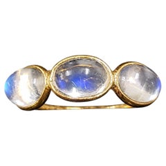 Ring aus 18-karätigem Gelbgold mit drei Regenbogen-Mondsteinen