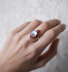 Anello cocktail con rubino e pietra di luna arcobaleno