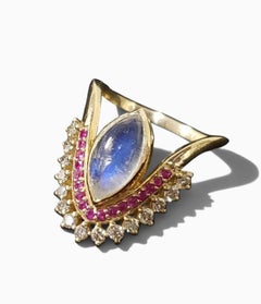 Anello da cocktail straordinario con rubino e pietra di luna arcobaleno, con diamanti gialli in oro giallo 18 carati