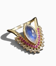 Anello da cocktail straordinario con rubino e pietra di luna arcobaleno, con diamanti gialli in oro giallo 18 carati