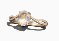 Anillo de aniversario exclusivo de Madagascar con piedra lunar y diamantes, en oro amarillo
