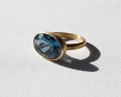 Anillo de cóctel apilable «Regal London Blue Topaz» de oro amarillo de 14K