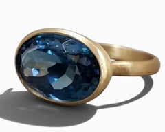 Anillo de cóctel apilable «Regal London Blue Topaz» de oro amarillo de 14K