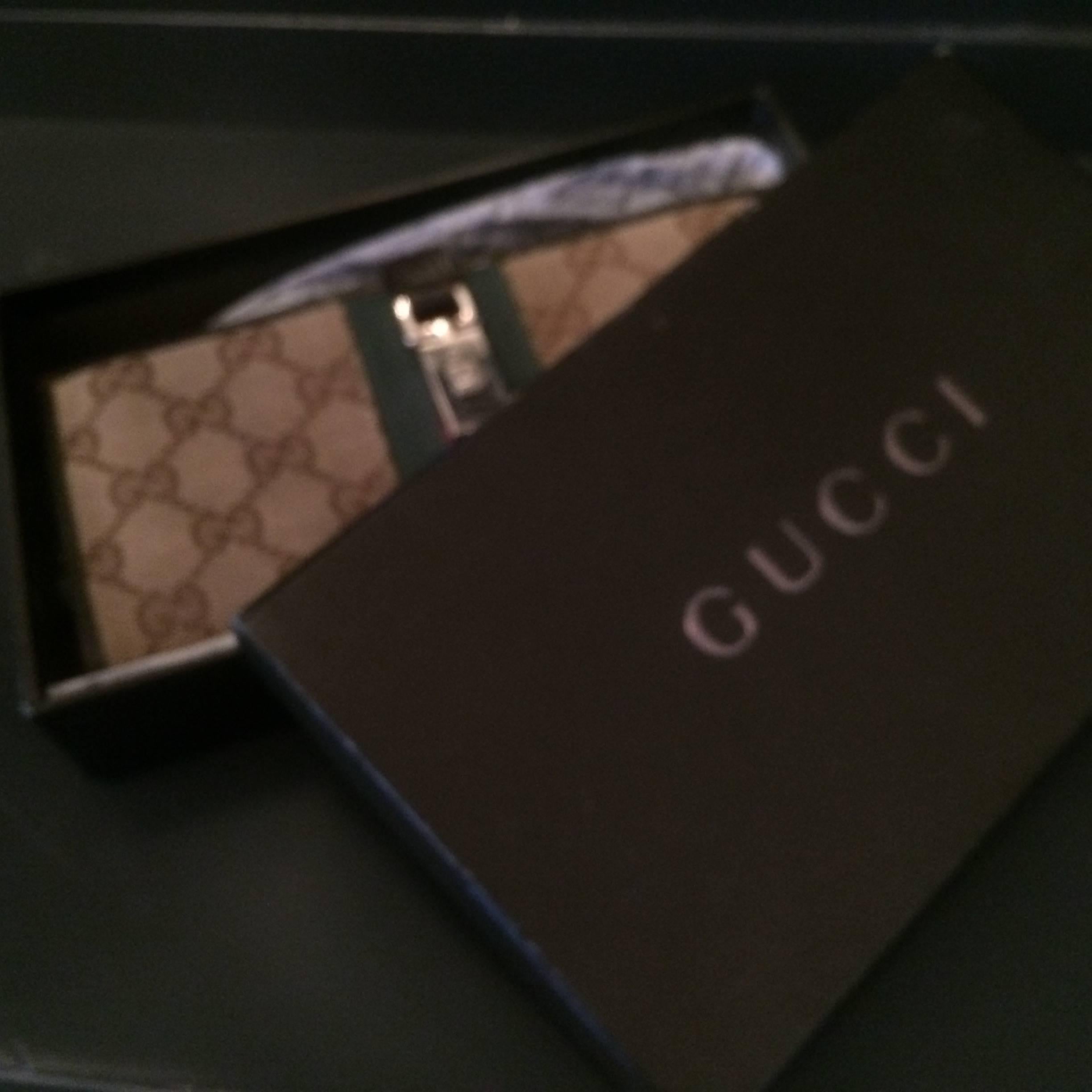 Beautiful new Gucci expanding wallet 
- Easy-Open Silver Gucci buckle / clasp
-7 Credit Card 
-Two separate compartments
-Italian Made