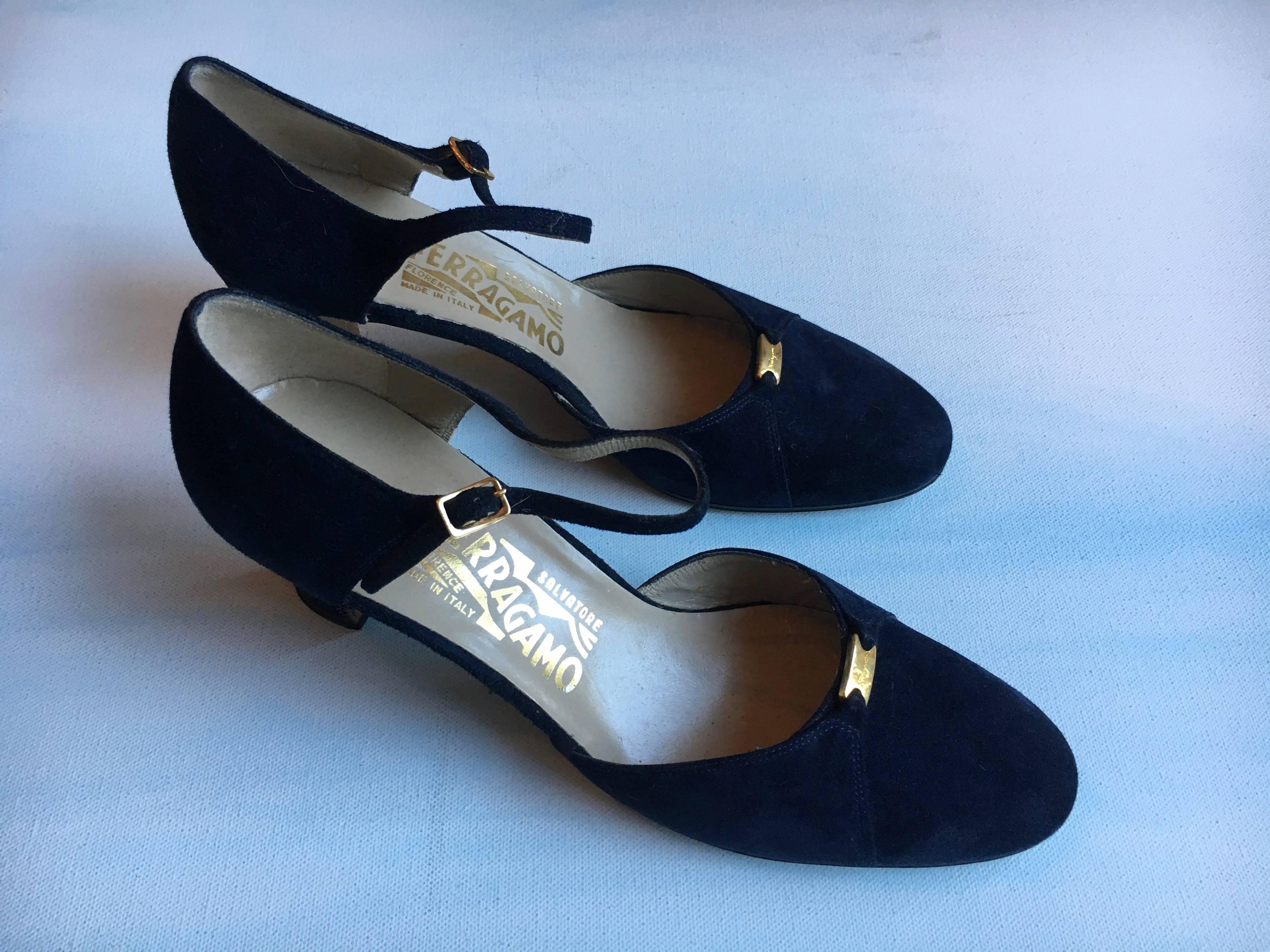 Ladies Blue Velvet Ferragamo Shoes In Excellent Condition In Los Angeles, CA