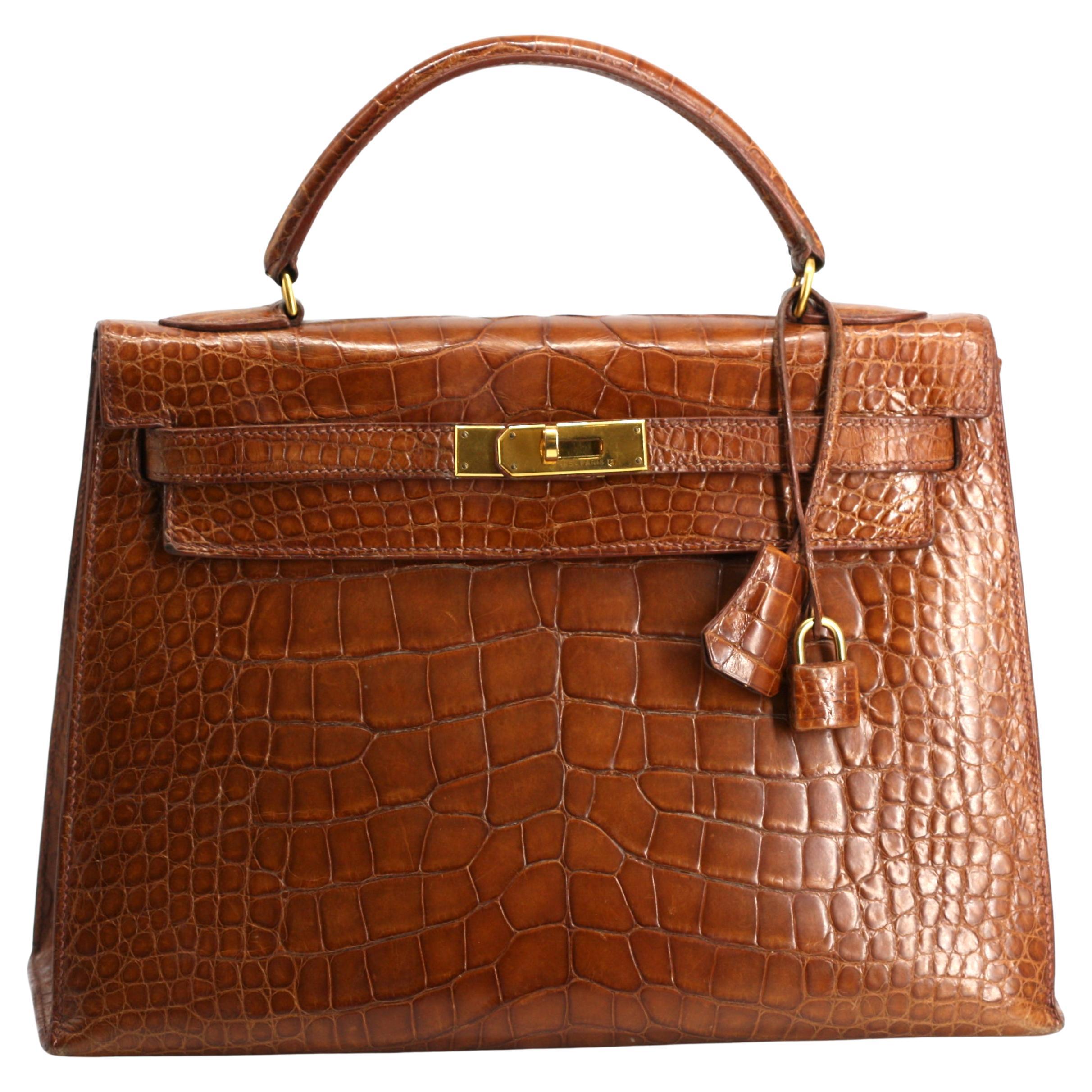 Hermès Kelly Aligátor Poroso Encerado Miele Mate con Herrajes de Oro Pulido