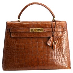 Hermès Kelly Aligátor Poroso Encerado Miele Mate con Herrajes de Oro Pulido