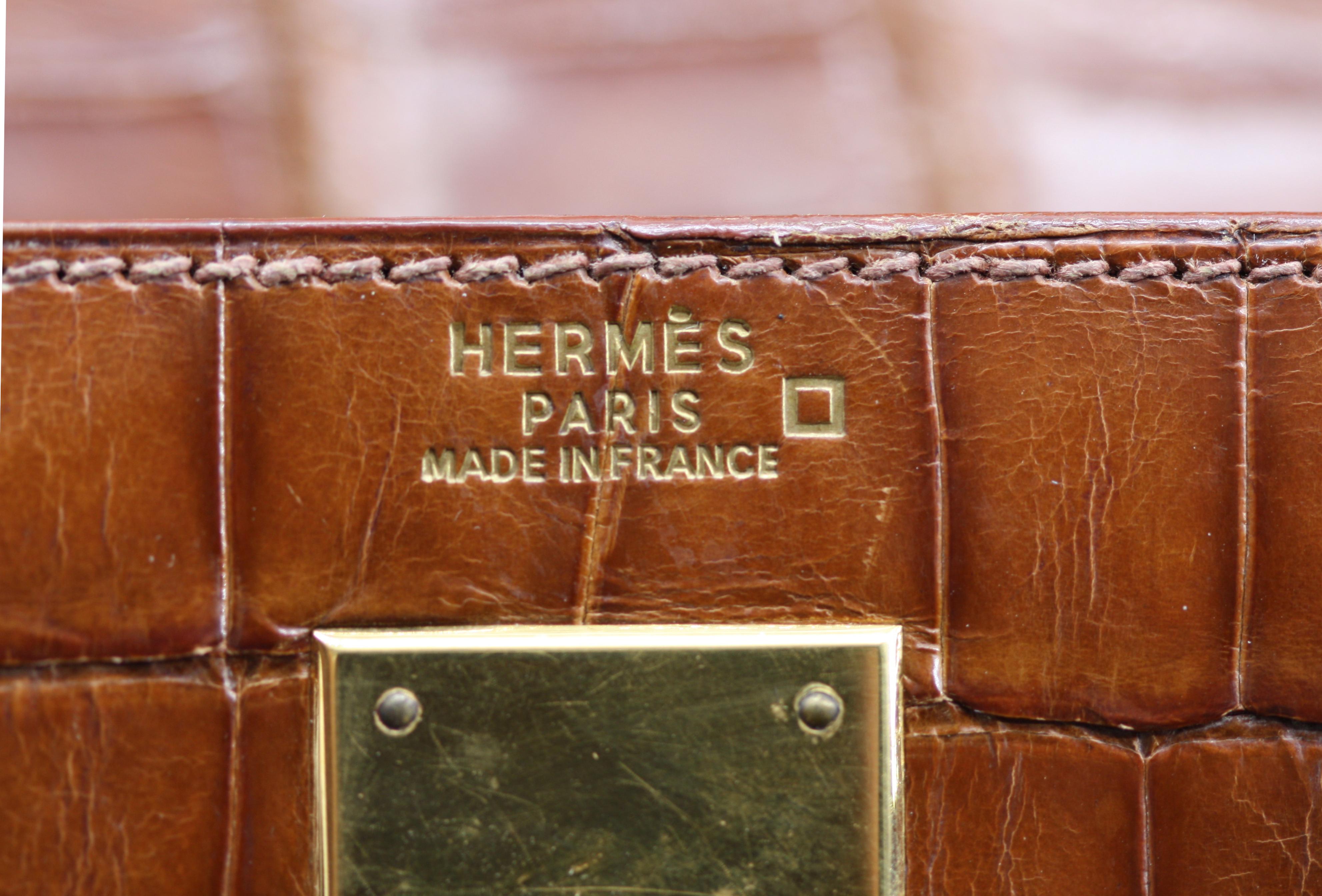 
Hermès Kelly Aligátor Poroso Encerado Miele Mate con Herrajes de Oro Pulido - 1999
Un raro y codiciado Hermès Kelly de 32 cm, fabricado por expertos en aligátor Porosus encerado Miele mate con elegantes herrajes chapados en paladio. El suave color