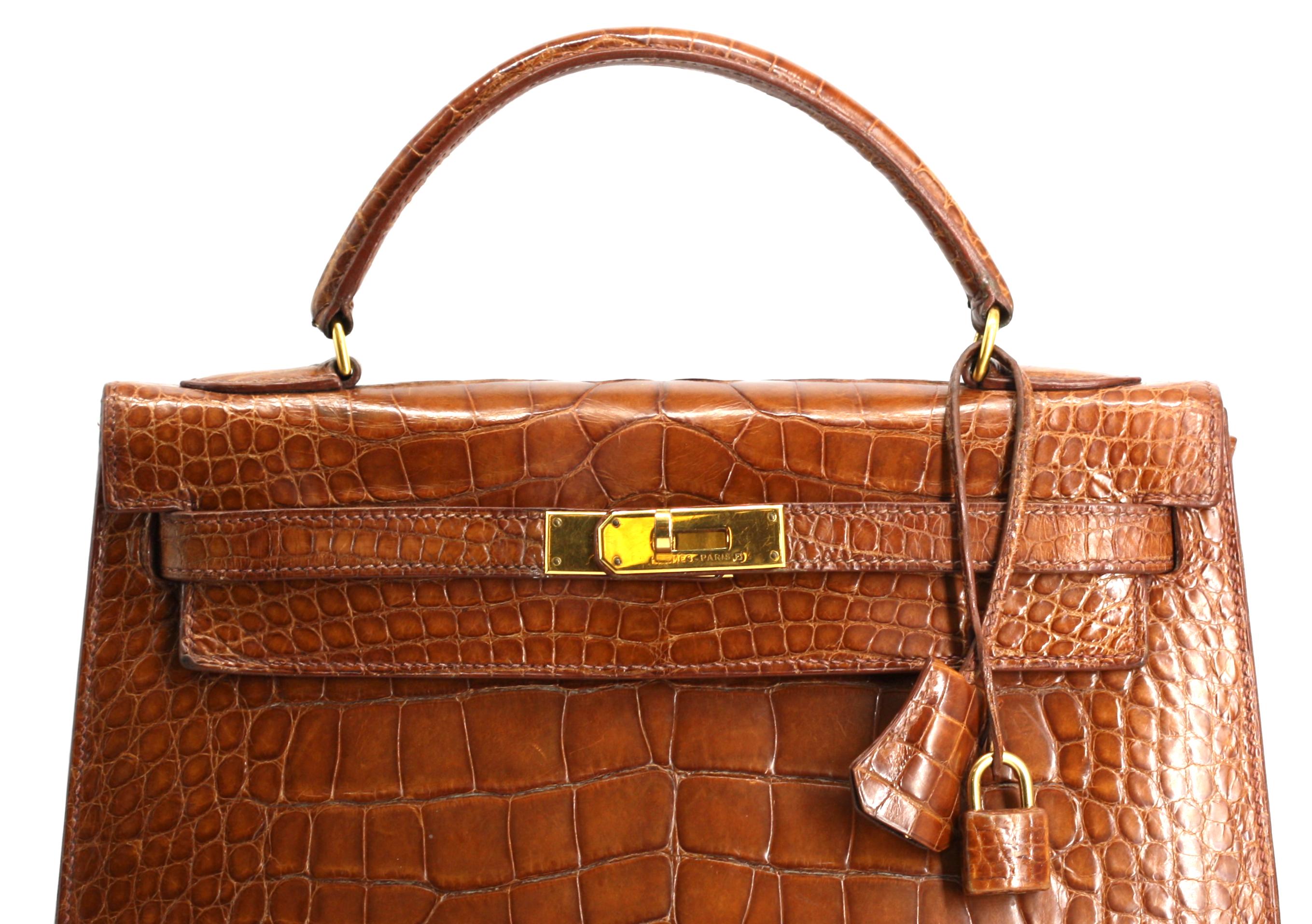 Hermès Kelly Aligátor Poroso Encerado Miele Mate con Herrajes de Oro Pulido Marrón en venta