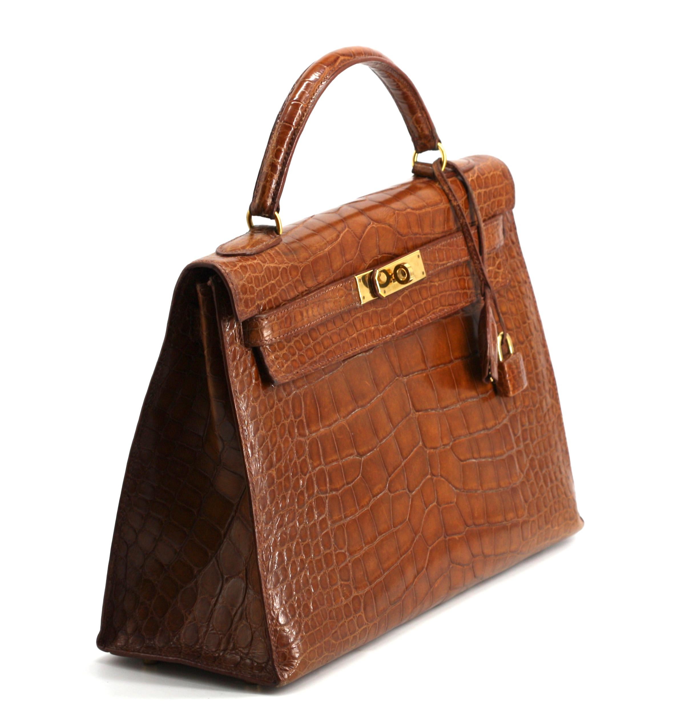 Hermès Kelly Aligátor Poroso Encerado Miele Mate con Herrajes de Oro Pulido en Bueno estado para la venta en West Palm Beach, FL