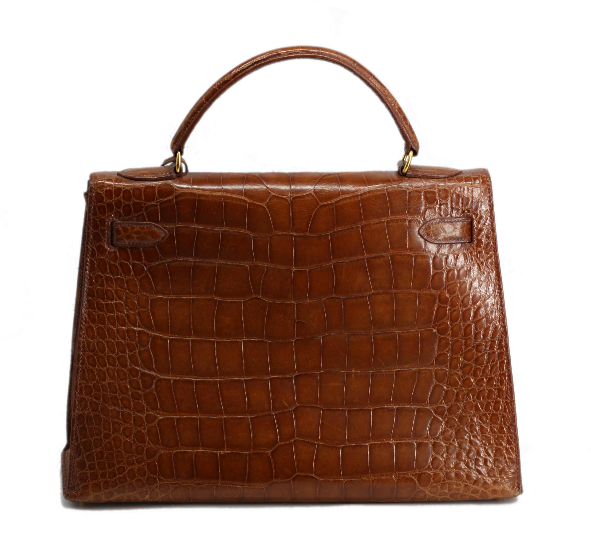 Femenino o masculino Hermès Kelly Aligátor Poroso Encerado Miele Mate con Herrajes de Oro Pulido en venta