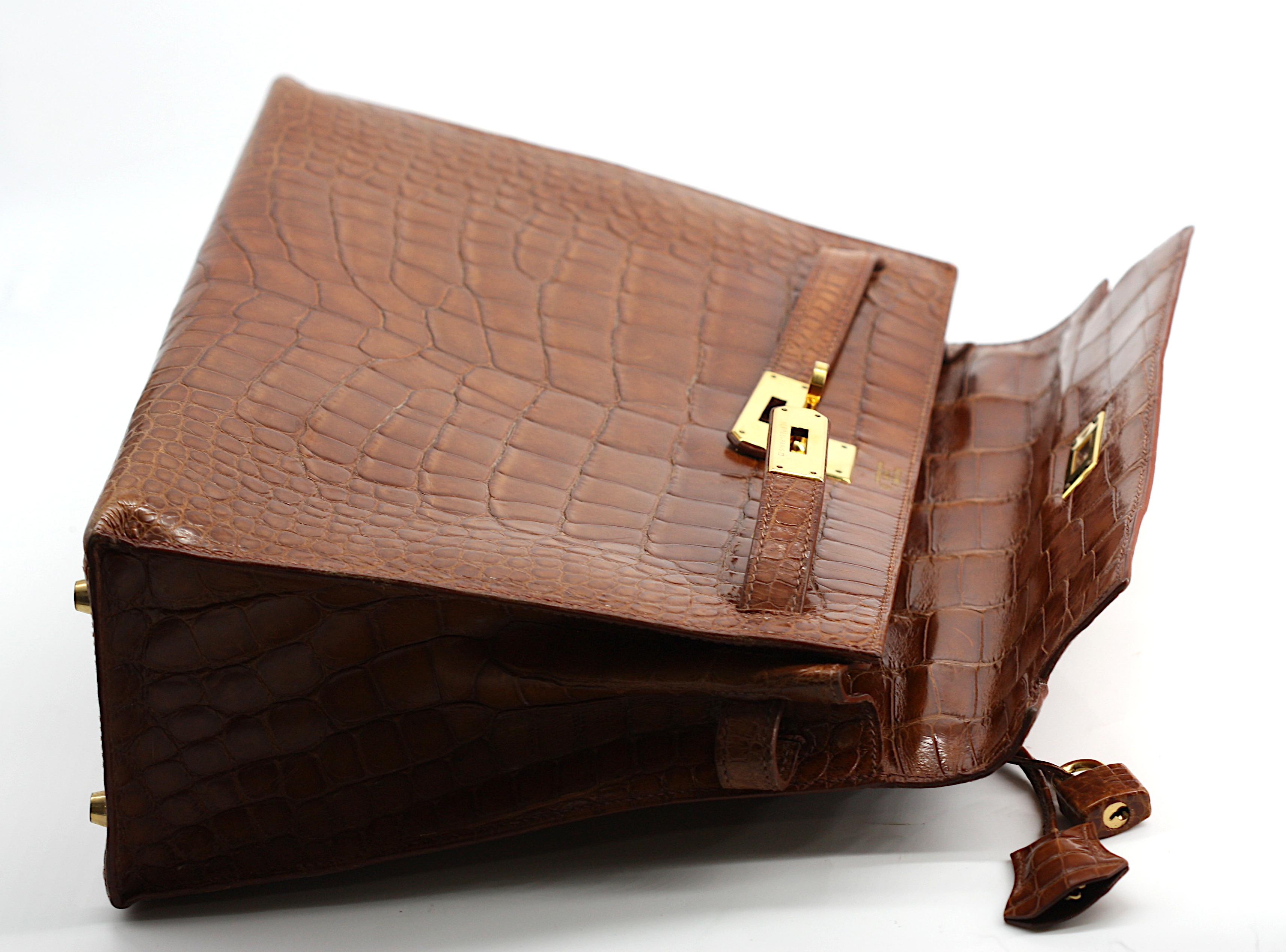Hermès Kelly Aligátor Poroso Encerado Miele Mate con Herrajes de Oro Pulido en venta 2