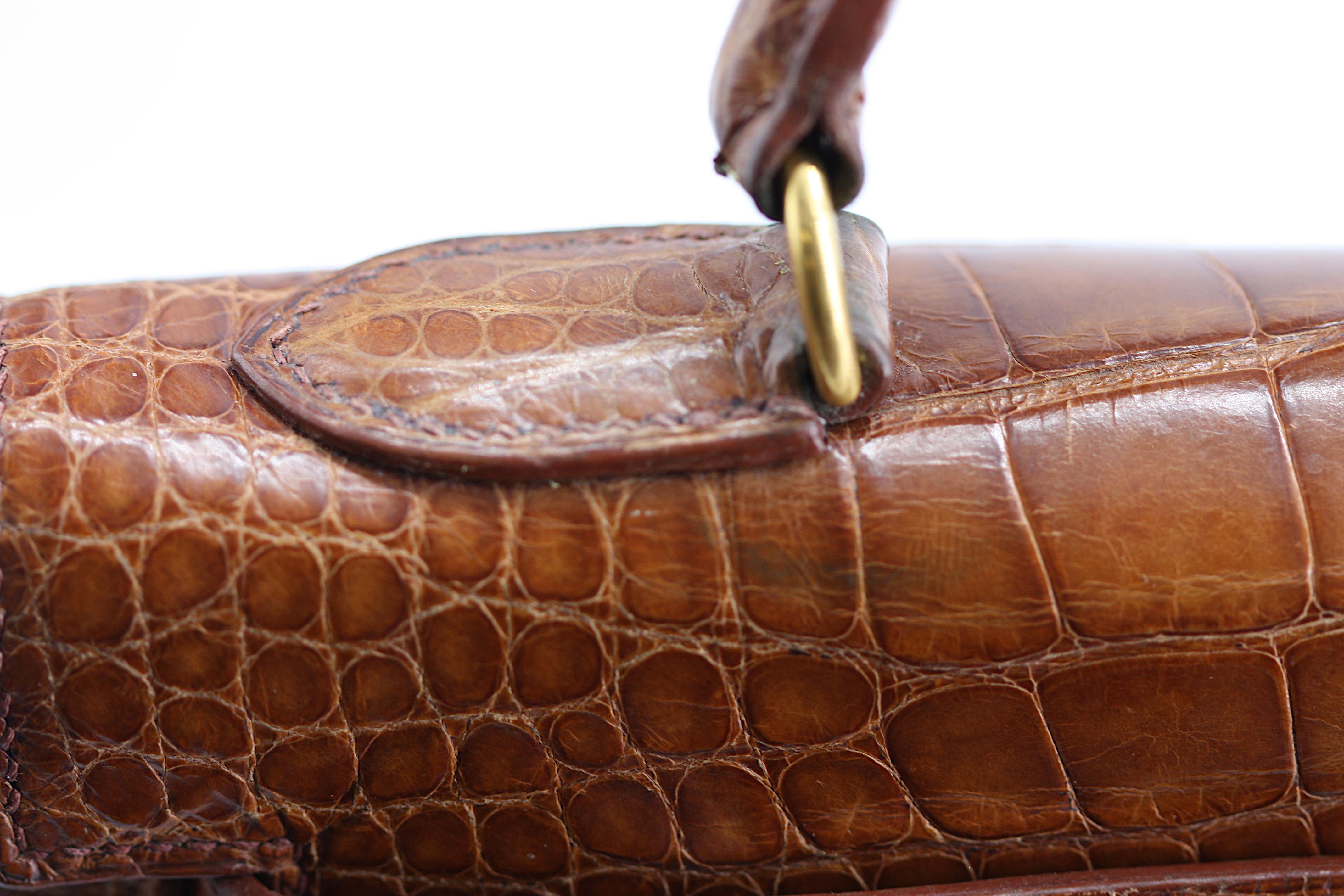Hermès Kelly Aligátor Poroso Encerado Miele Mate con Herrajes de Oro Pulido en venta 3