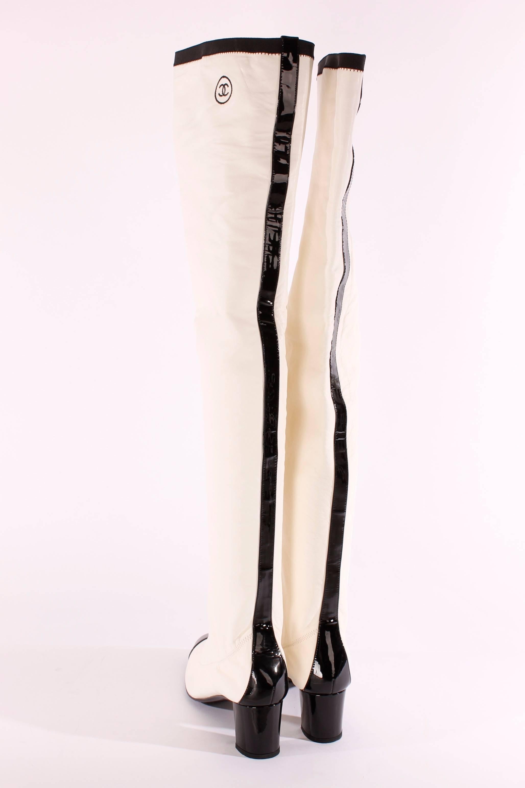 Chanel Runway Ready-to-Wear piece of the Autumn 2006/2007 collection! Very fashionable boots made of white leather with black details in patent leather.

The shaft of these overknee boots is 65 centimeters long, a little piece of elastic strap in