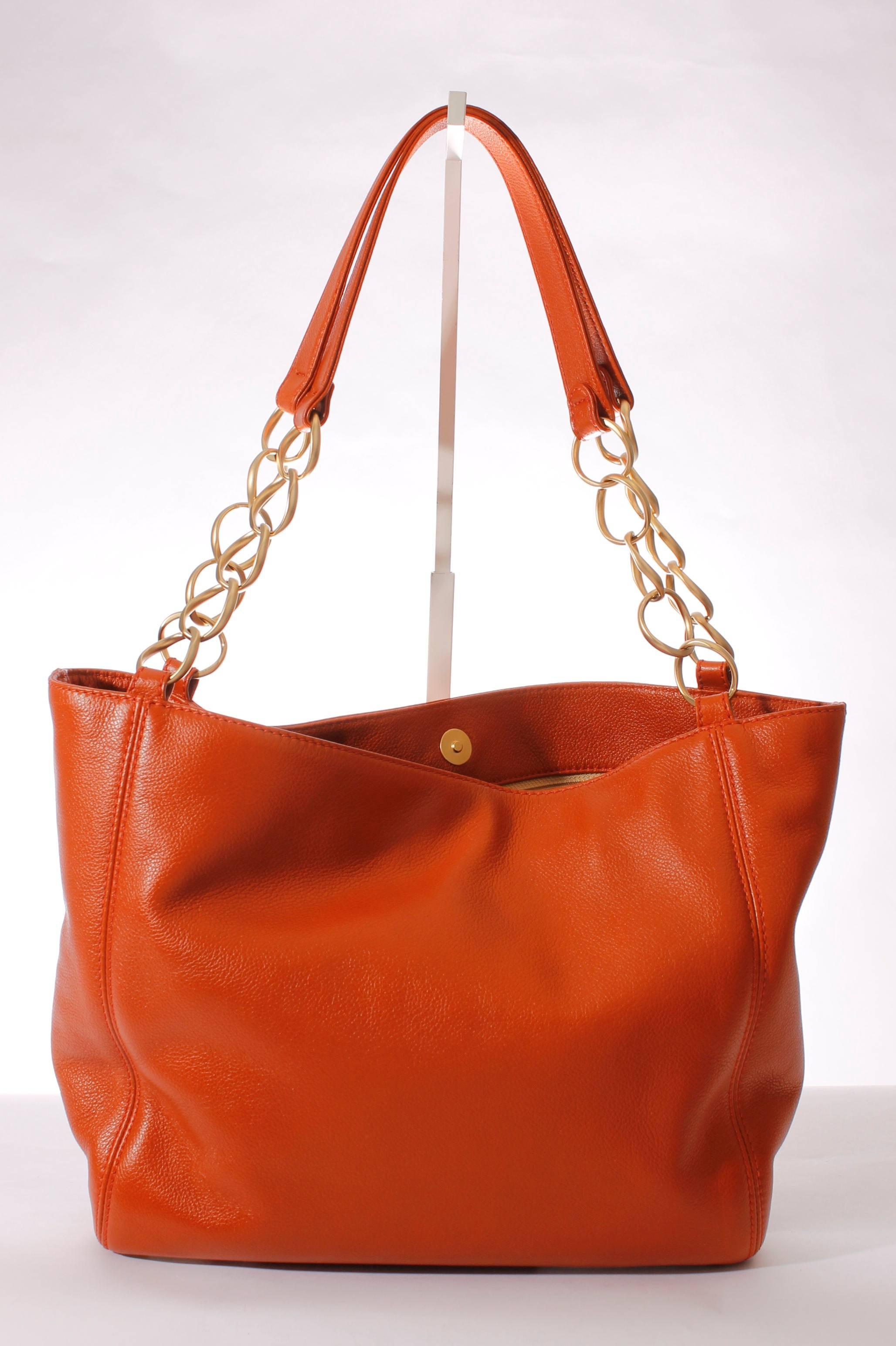 
Chanel at her best; a beautiful orange shopper!

This one is in impeccable state and has a perfect size; 35 cm wide, 26 cm high and 13 cm deep. The handles have a length of 64 centimeters, that's just right to wear on your shoulder. The hardware