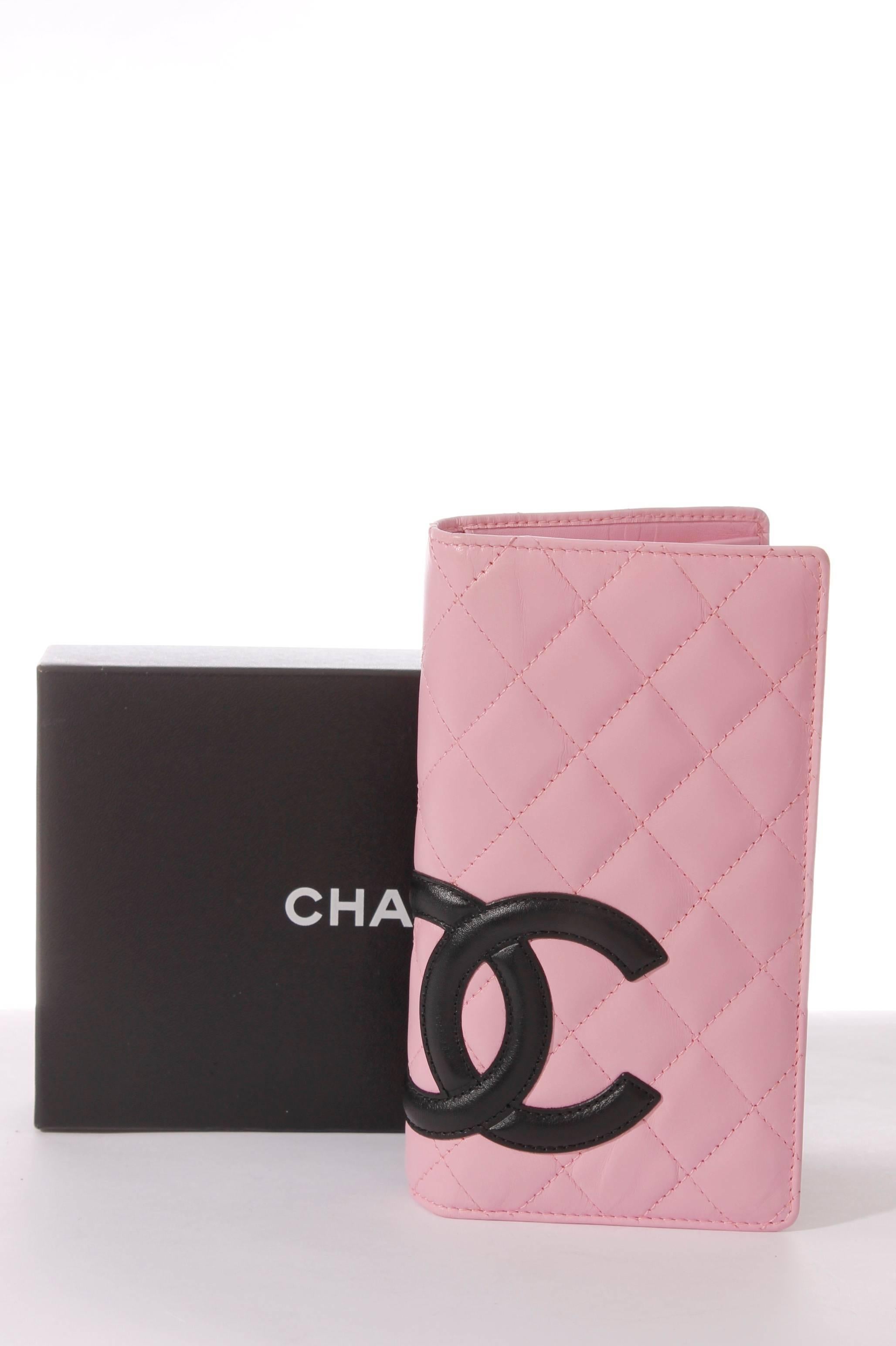 Chanel Ligne Cambon Vertical Wallet - pink/black leather In Excellent Condition In Baarn, NL