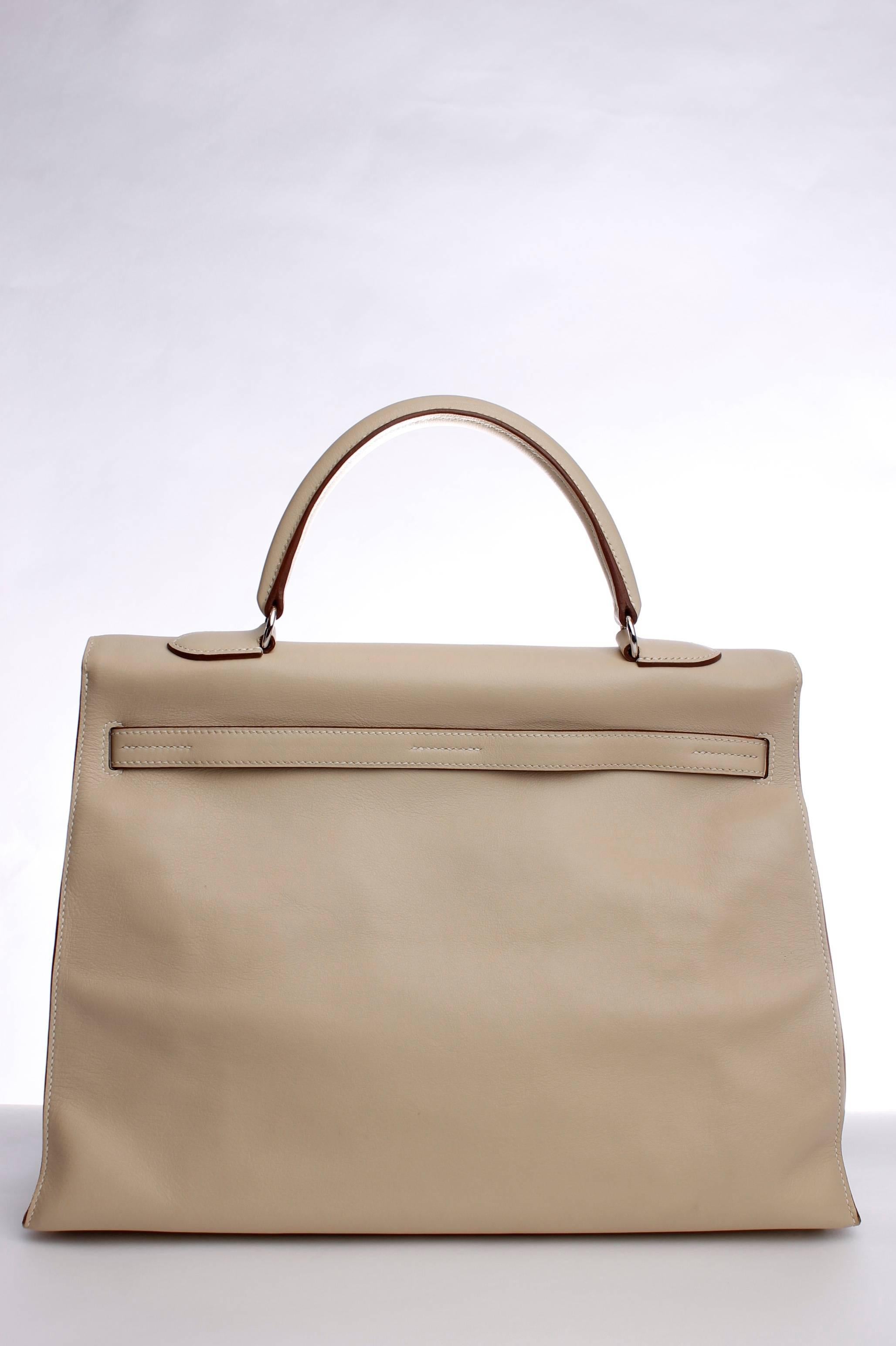 Hermès Kelly Flat Bag 35 Biscuit Swift Leather - palladium plated In Excellent Condition In Baarn, NL