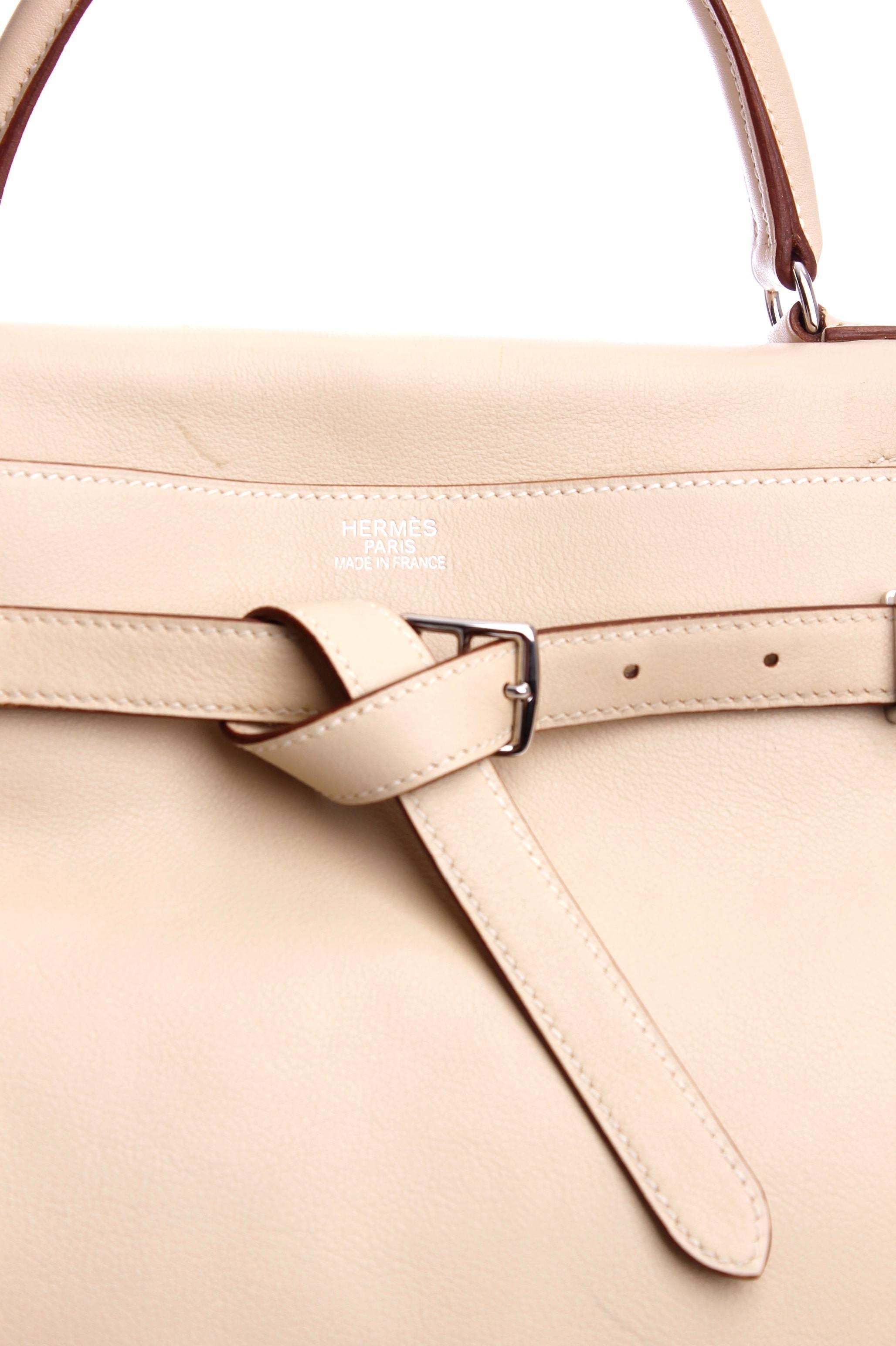 
A biscuit coloured swift leather Hermès bag, this is the Kelly Flat Bag!

The colour is very light, a little buttery, but not yellowish. Hardware is silver plated, so called Palladium, This Kelly Flat Bag does not have the traditional Kelly