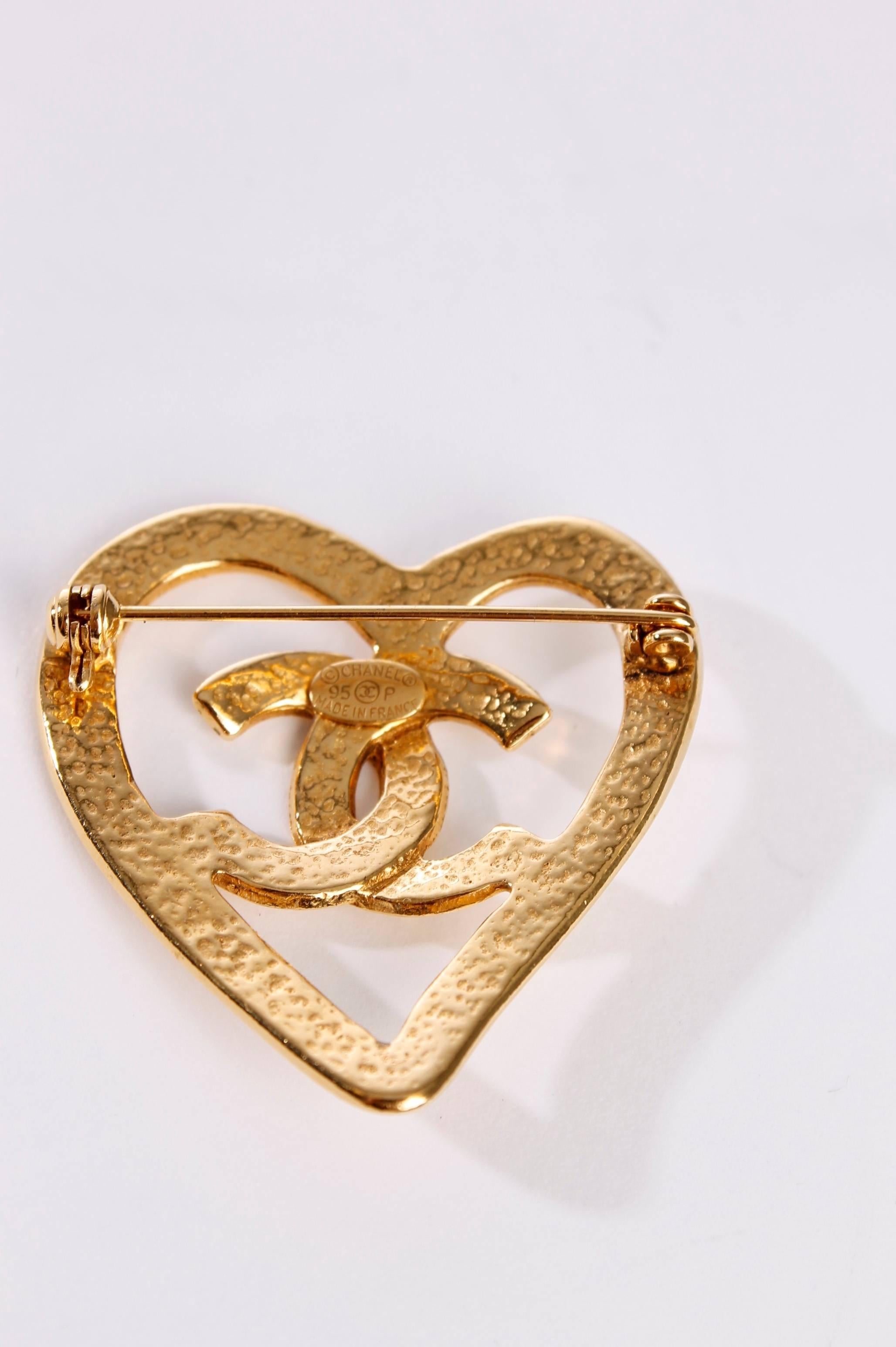 Heart shaped gold plated Chanel brooch, what a sweetie!

This filigrain brooch measures 4 centimeters in heigth and is 4 centimeters wide, a large CC-logo in the middle. On the back you find the needle with a little lock, so you cannot lose it. A