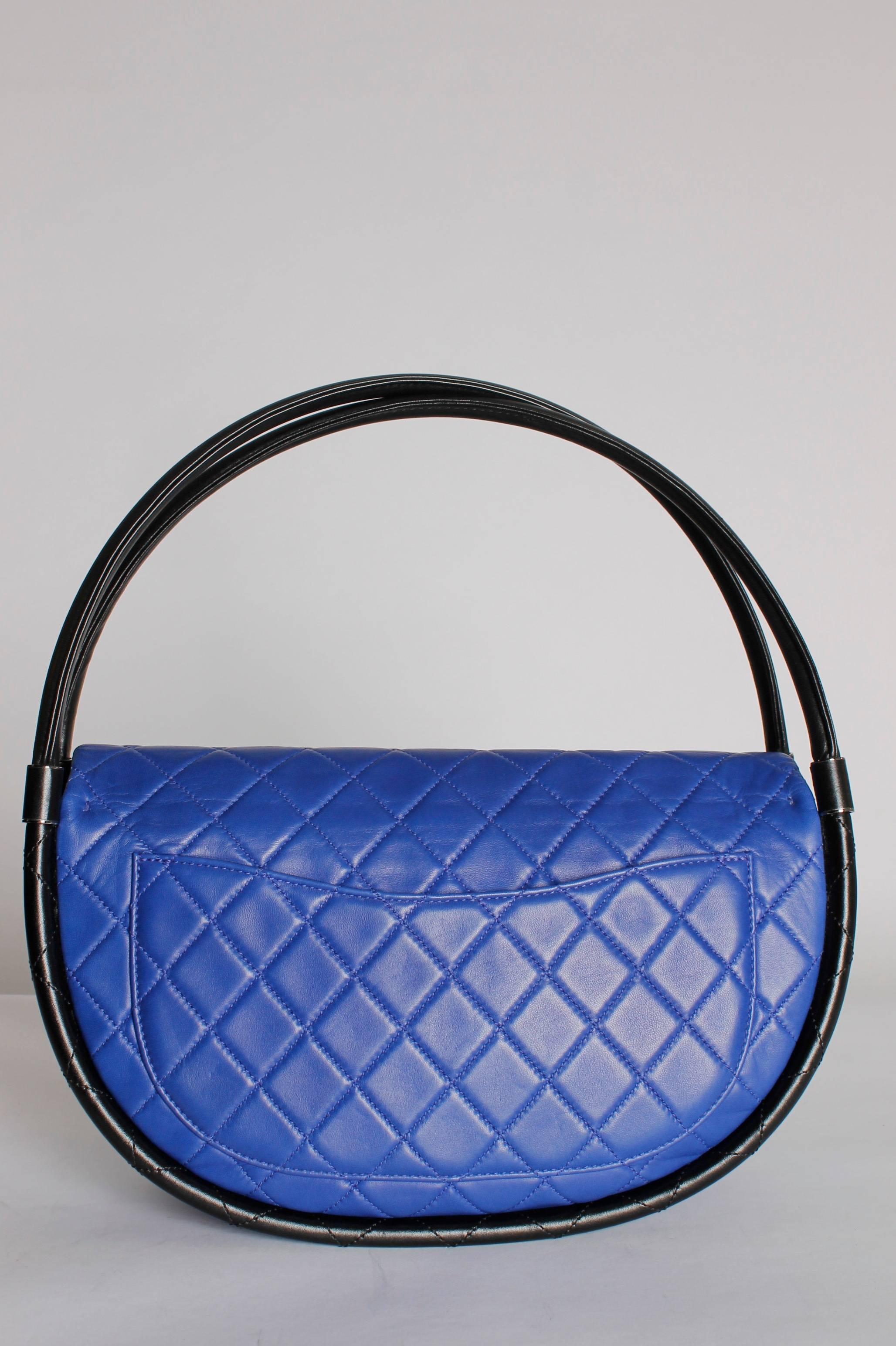 Chanel Hula Hoop Medium Bag Limited Edition - cobalt blue/black In Excellent Condition In Baarn, NL