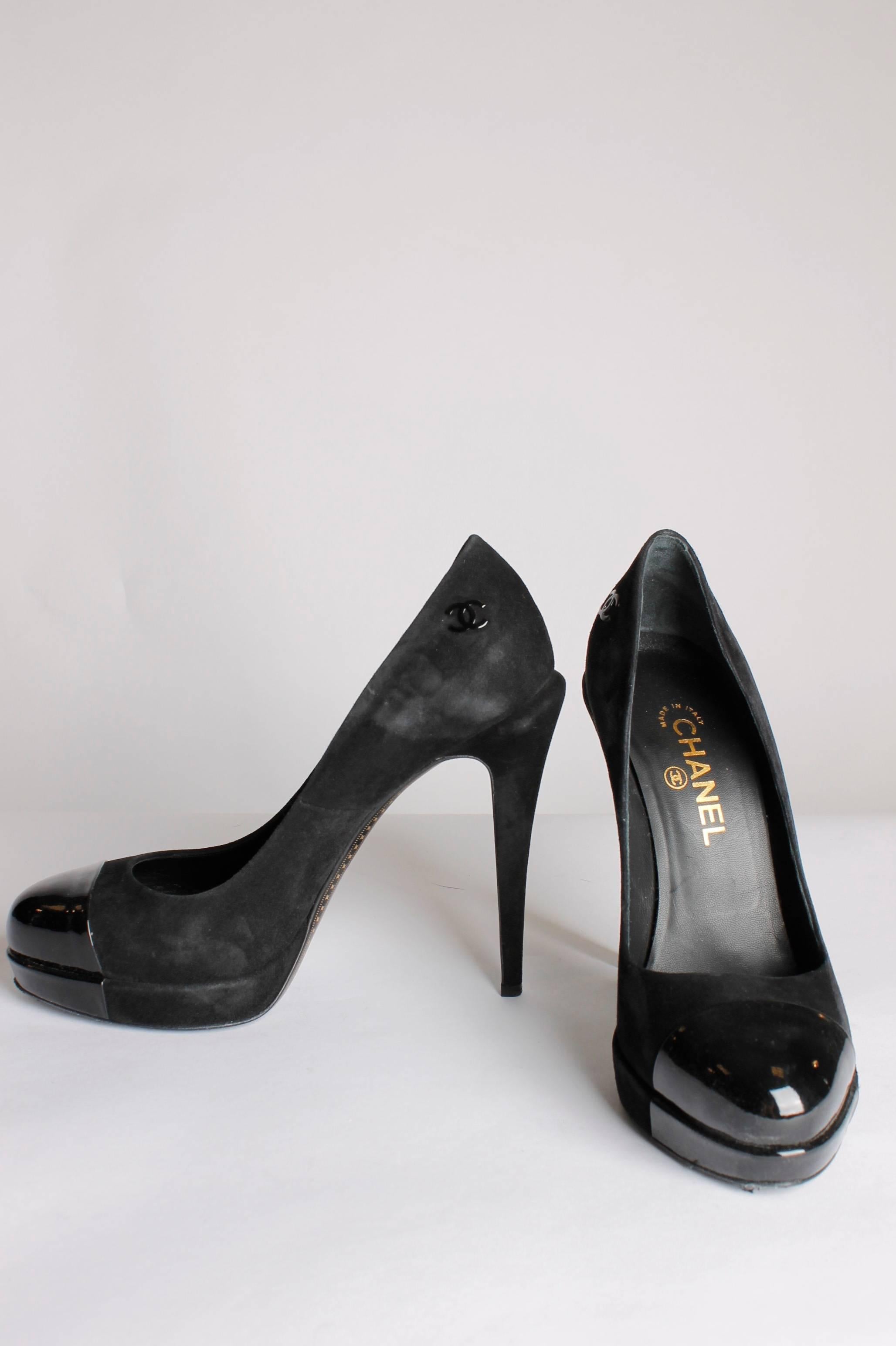 Sophisticated high heels by Chanel in black suede and patent leather toe, stylish!

The heels measure 14 centimeters and the platform 2 centimeters. Maybe walked on twice, in perfect condition. The soles have some signs of usage.

A round,