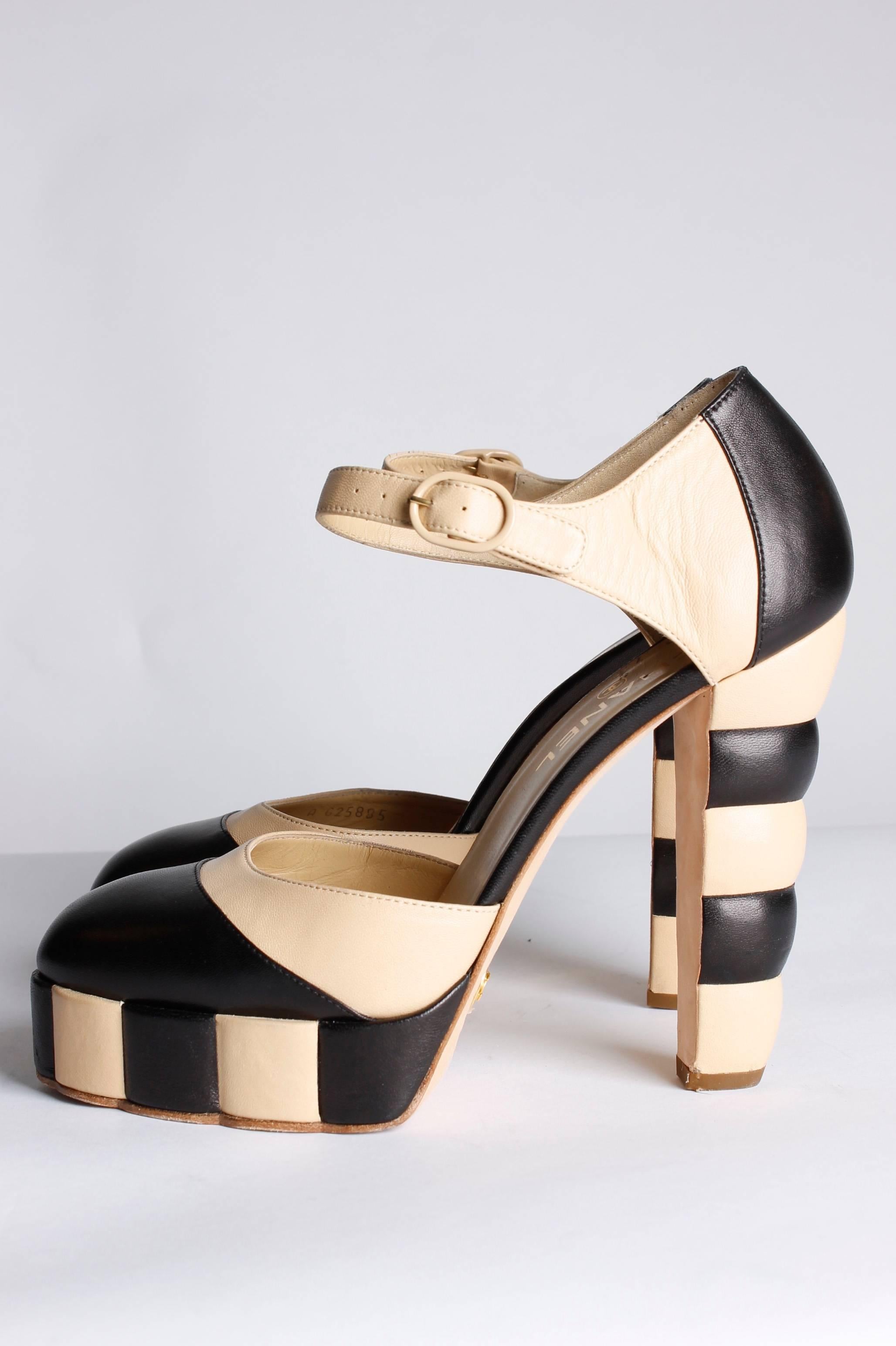 Chanel Pumps - black & beige leather In Good Condition In Baarn, NL