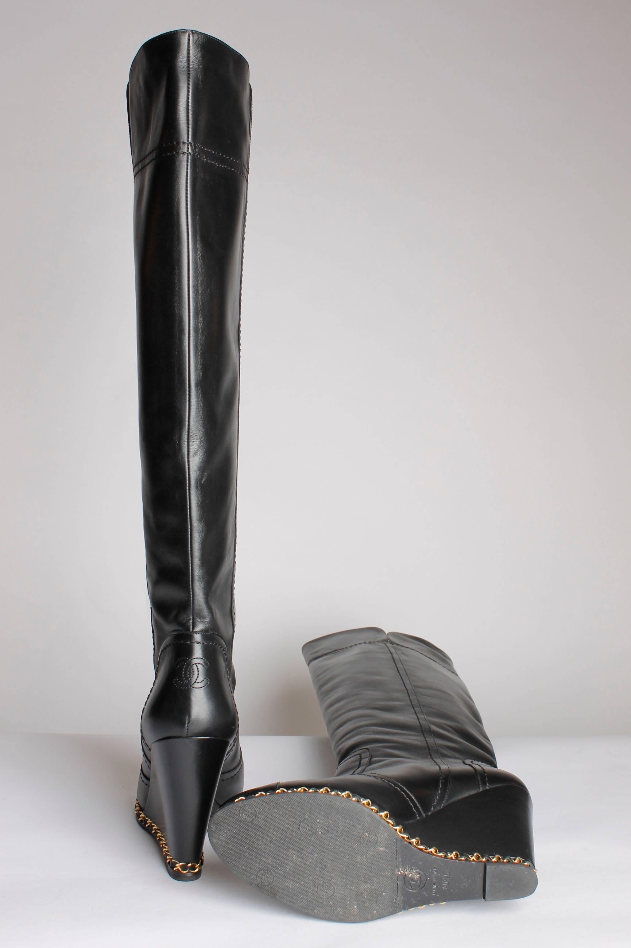 Are these classy or what?! Stylish Chanel overknee boots with a golden chain and a wedge heel.

These boots have knee length, the shaft measures 50 centimeters, no zipper. The heel is 11 centimeters high, a mini platform of 1 centimetr. The golden