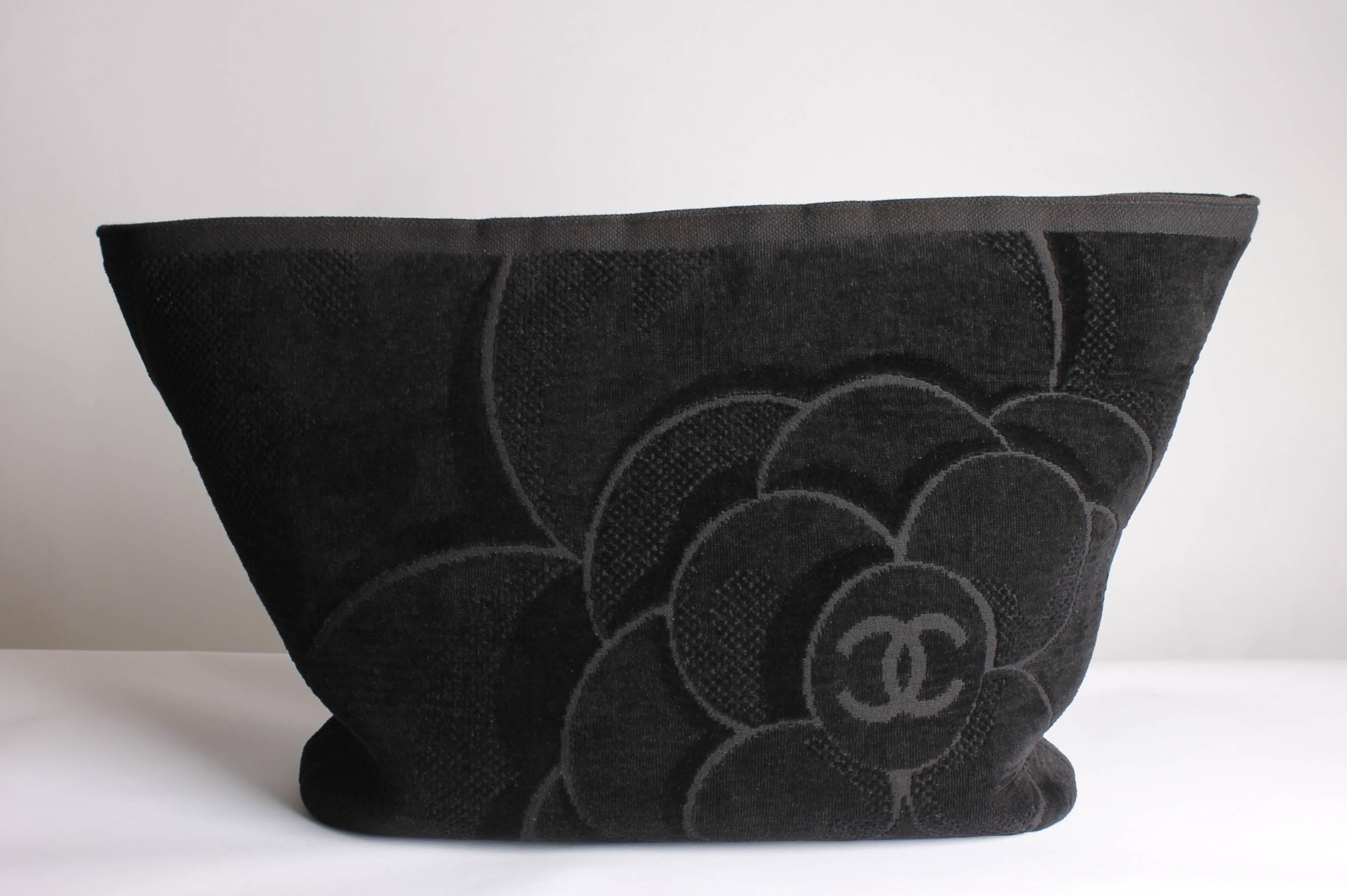 This really beautiful Chanel beach bag has an enormous size, it measures 70 centimeters at the top. This bag is called the Camellia Terry Tote Towel Bag.

On the exterior of this bag is made of really soft cotton, it feels like velvet. A Camellia