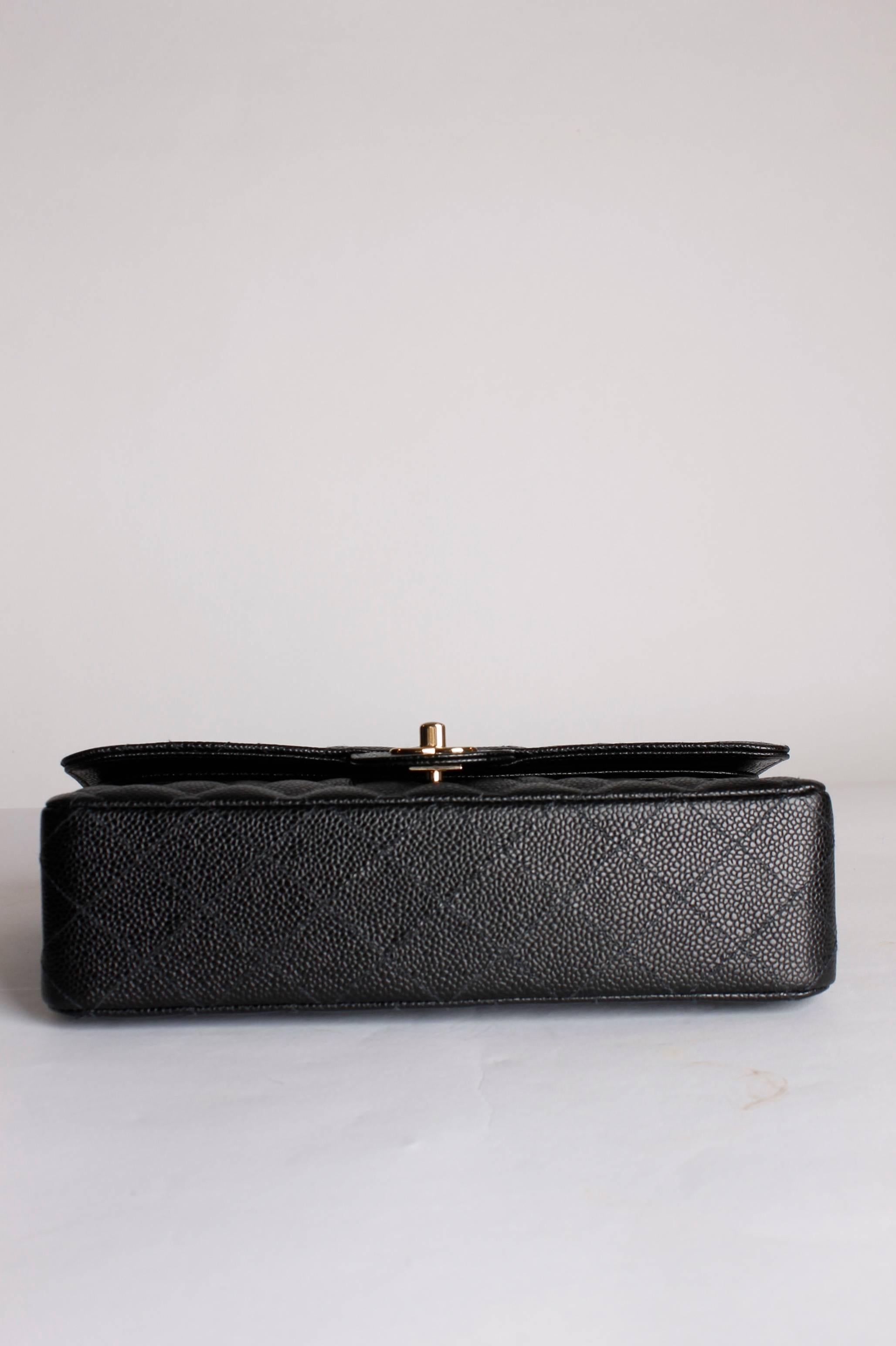 Classic bag by Chanel in black caviar leather, this piece is like new!

This 2.55 medium double flap bag is the middle size of this classic model and measures 26 centimeters in length and is 16 centimeters high. A golden chain which can be worn