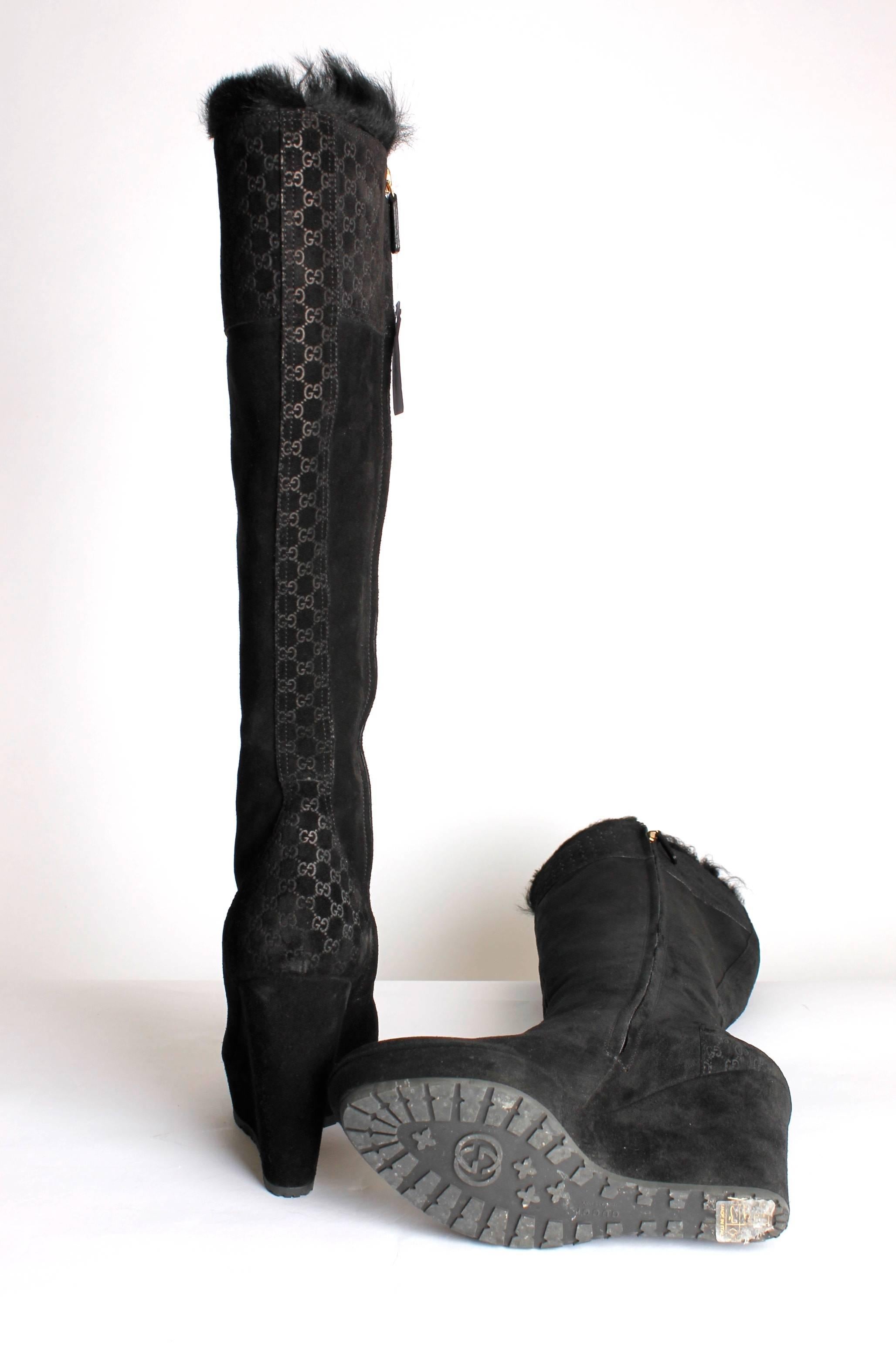 Black suede boots by Gucci named Courteney, these are very pretty!

Knee-high boots with a side zipper. The wedged heel measures 11,5 centimeters, the platform 3 centimeters. A fur trim at the top of the shaft.

Classic 'double G' logo stamping