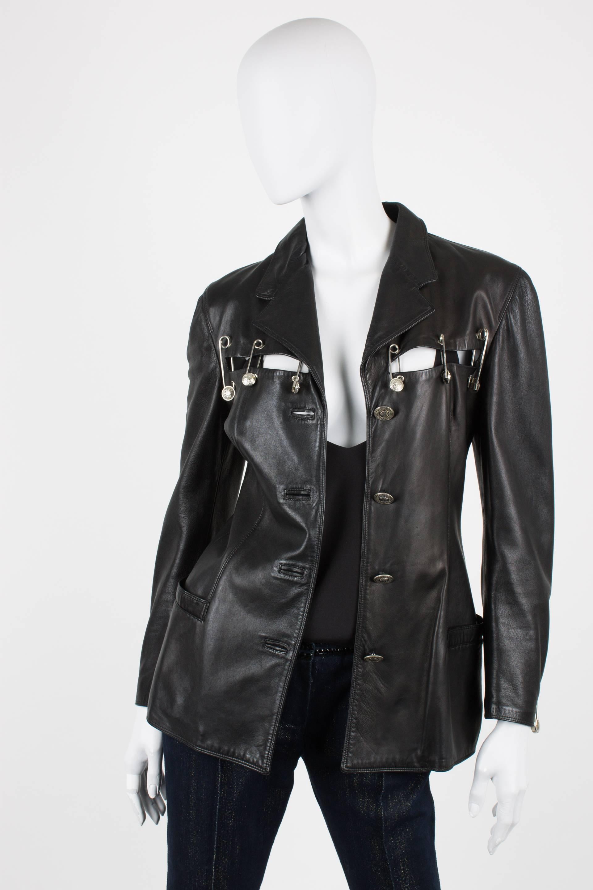 GIANNI VERSACE 1994 Jacket Safety Pins - black leather In Excellent Condition For Sale In Baarn, NL