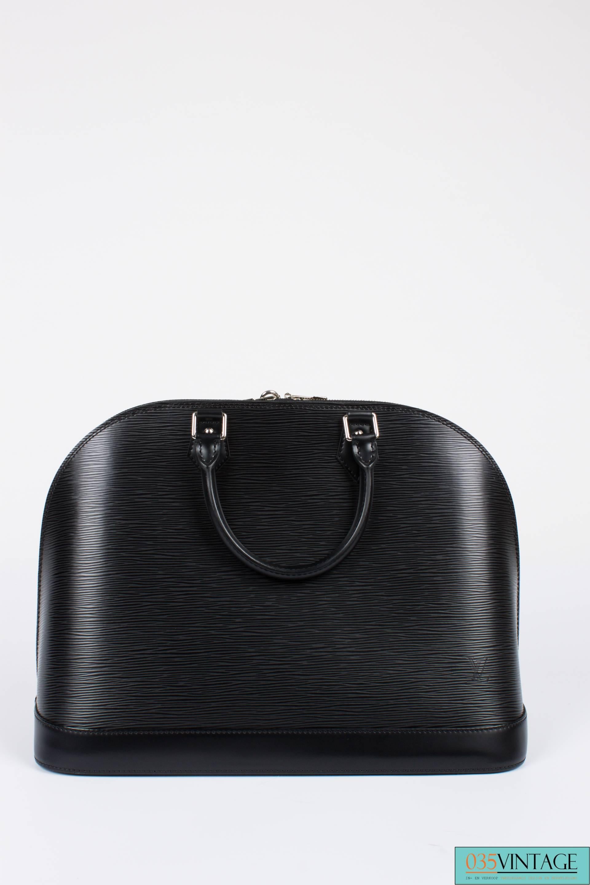 Louis Vuitton Alma MM Epi - black leather In Excellent Condition In Baarn, NL