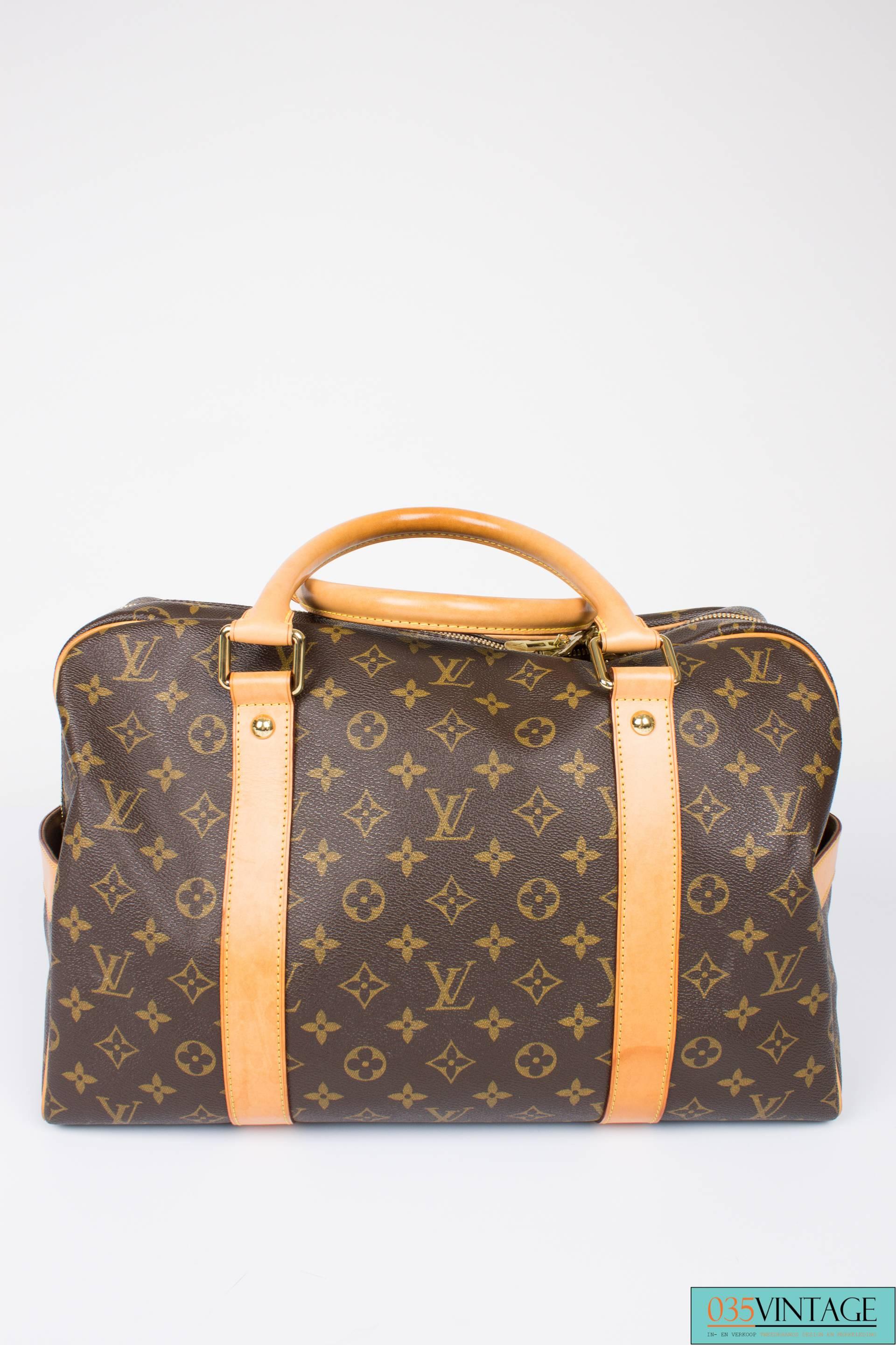 Weekend bag by Louis Vuitton, are we going to Rome or Barcelona?!

This LV Carry All bag has the perfect size; not too small, not too big. Also ideal as a sports bag, for example. The measurements are: W 42 cm, H 27 cm, D 24 cm. It isn't new, but