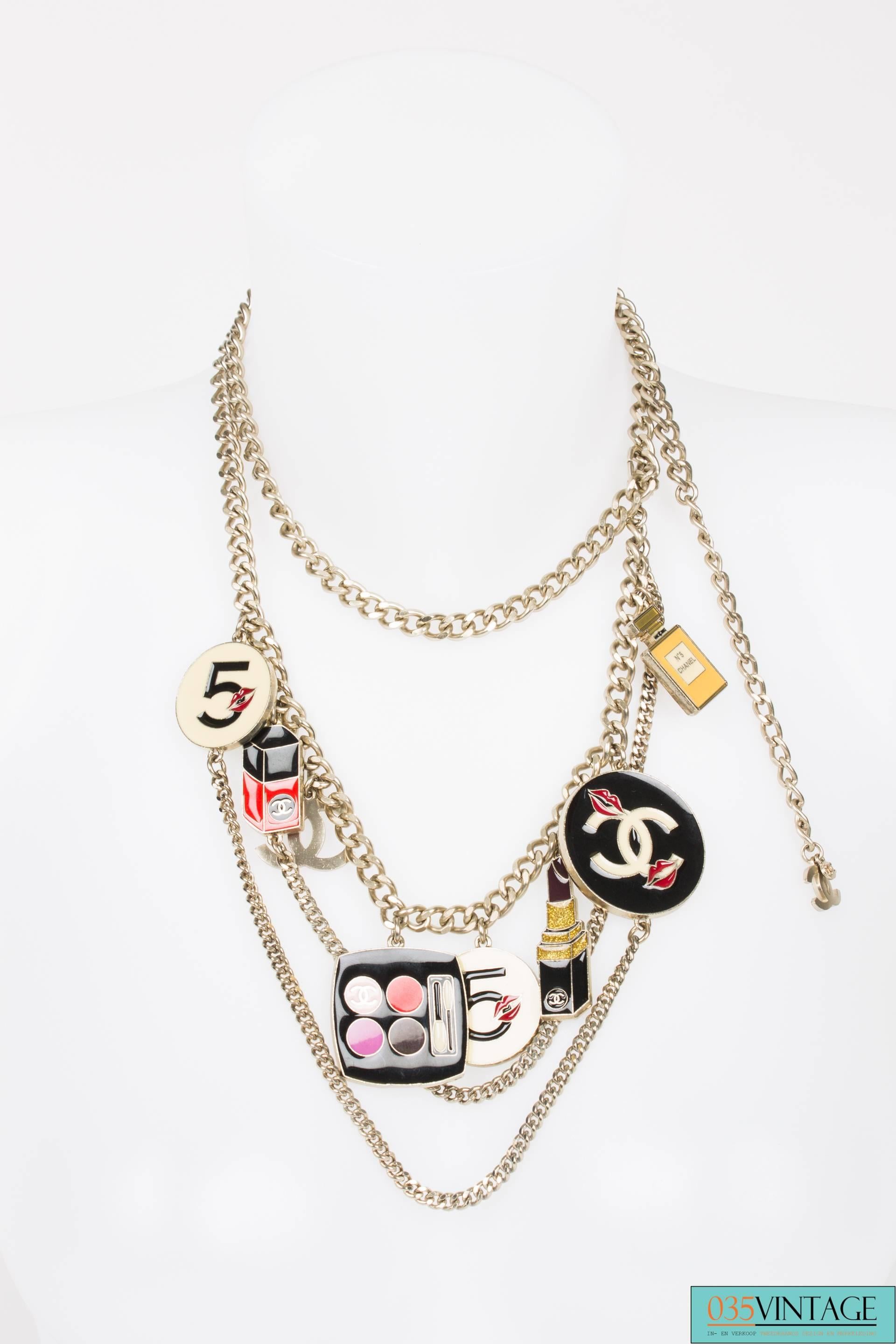 Oh la la! This fancy chain belt is one of our favorites!

The silver chain holds large enamel charms and matte silver interlocking CC's. Three large round charms; a black one with white CC-logo and two lipstick kisses and two white ones with a