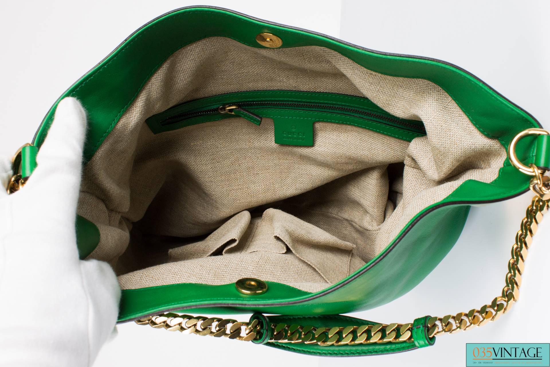 Gucci took inspiration from vintage pieces to create this bag, the seventies to be exactly. A little flare of the 1920's was added with the opulant chain tassel. In 2012 this Gucci 1970 bag was born.

Really really green is the soft en sturdy