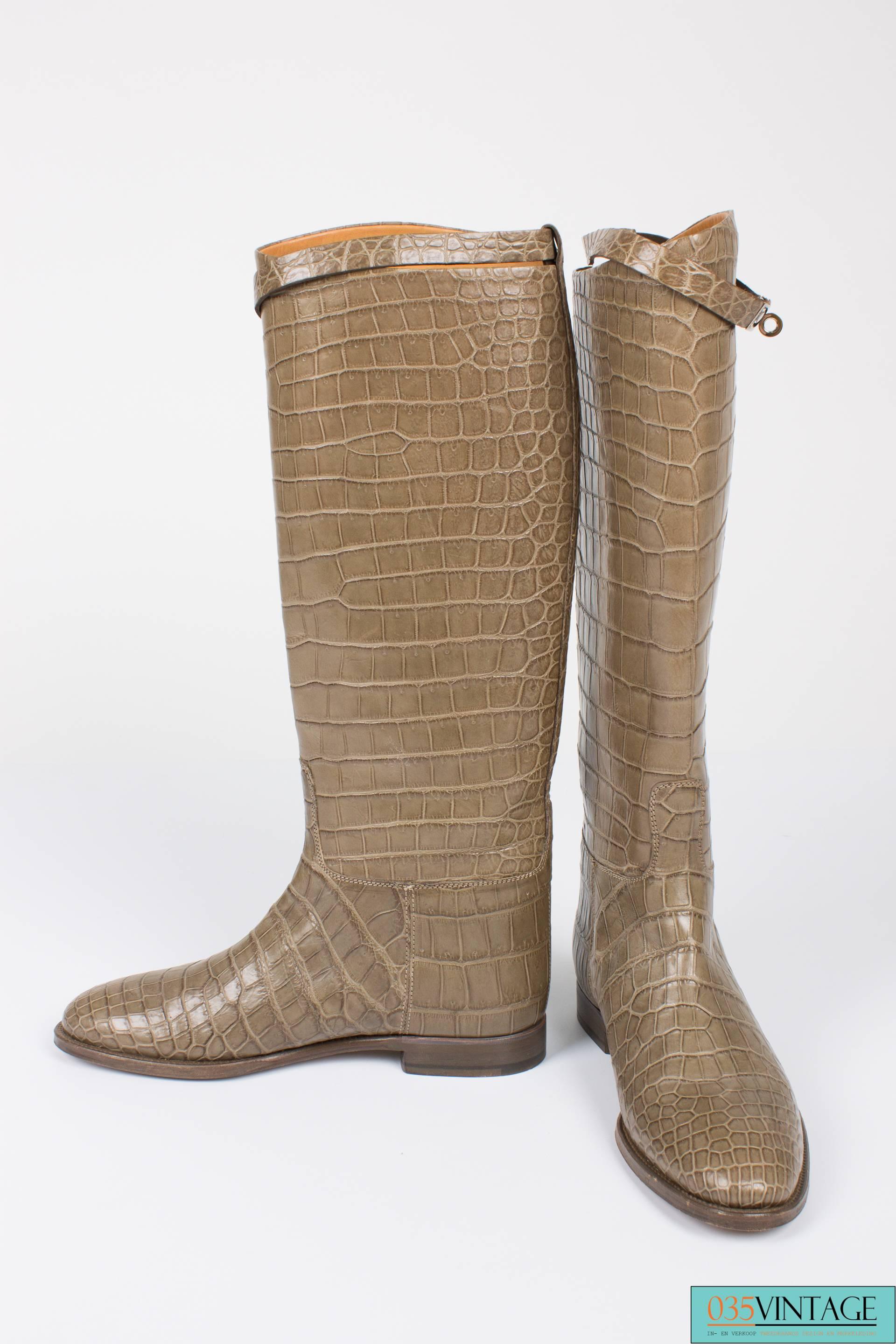 Hermes ladies' boot in Alligator;, stacked heel with stitched outsole, Kelly strap in ruthenium hardware.
Not worn .
New price €26000

Material: Alligator;