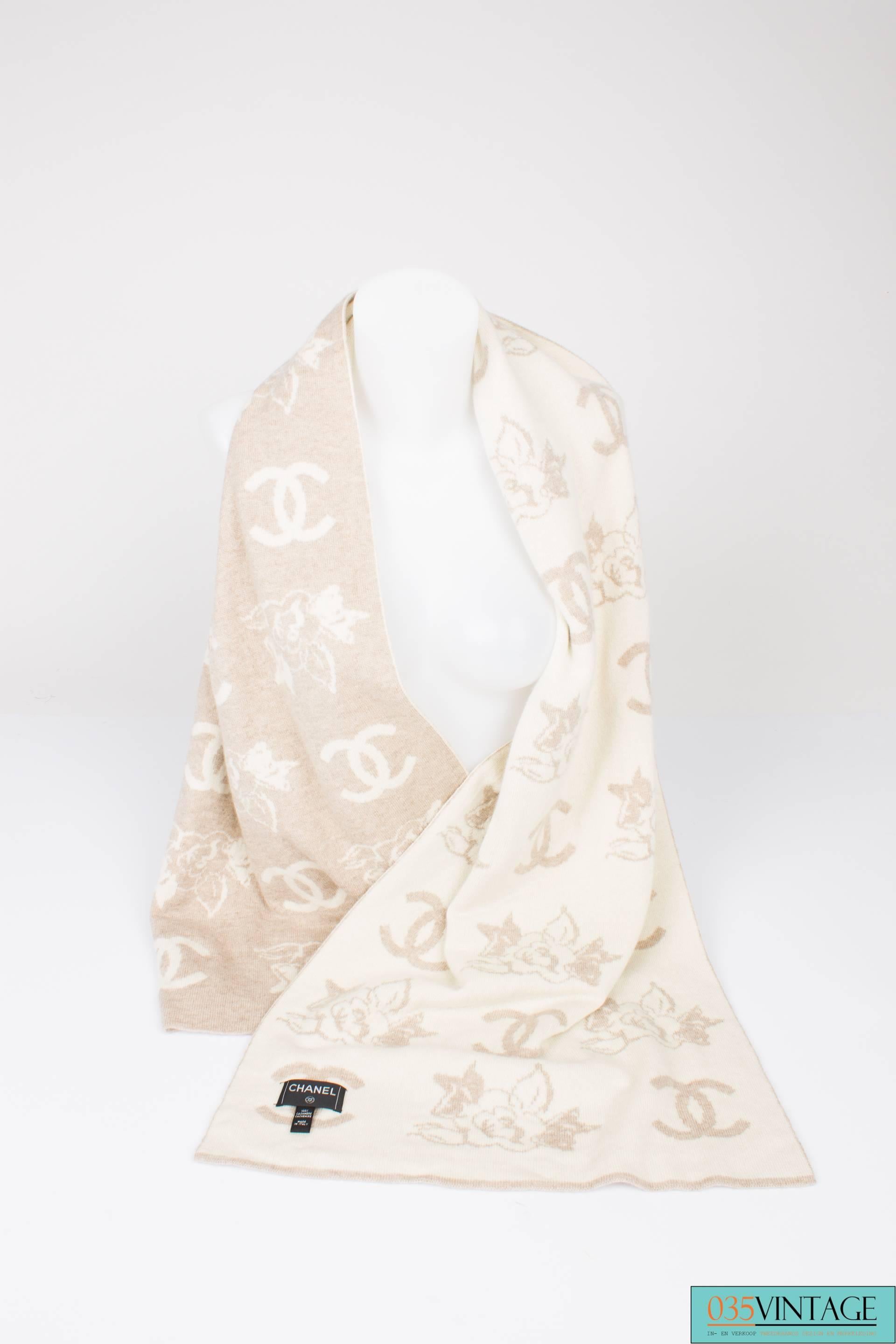 Nice and warm knitted scarf by Chanel in 100% cashmere!

This scarf is rather big, 190 x 46 centimeters and covered with interlocking CC's and camellia flowers. On one side colored beige, on the other side off-white.

MaterIal: cashmere

Made