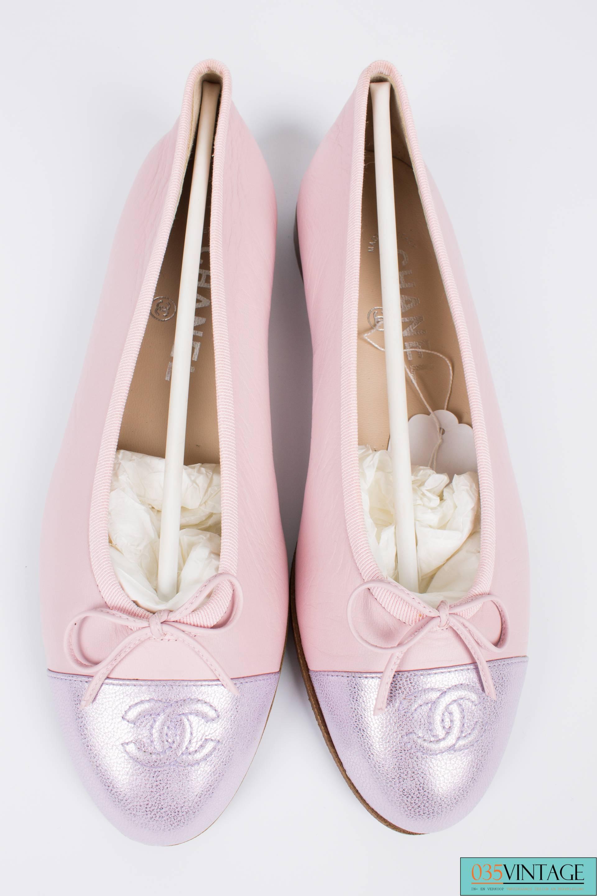 Everyone knows these beauties! Flats by Chanel with a bow and a colored toe; these ones are pink and metallic pink. 

On the colored toe of the ballerina an interlocking CC-logo is embossed. Lined with natural colored leather, a silver CHANEL logo
