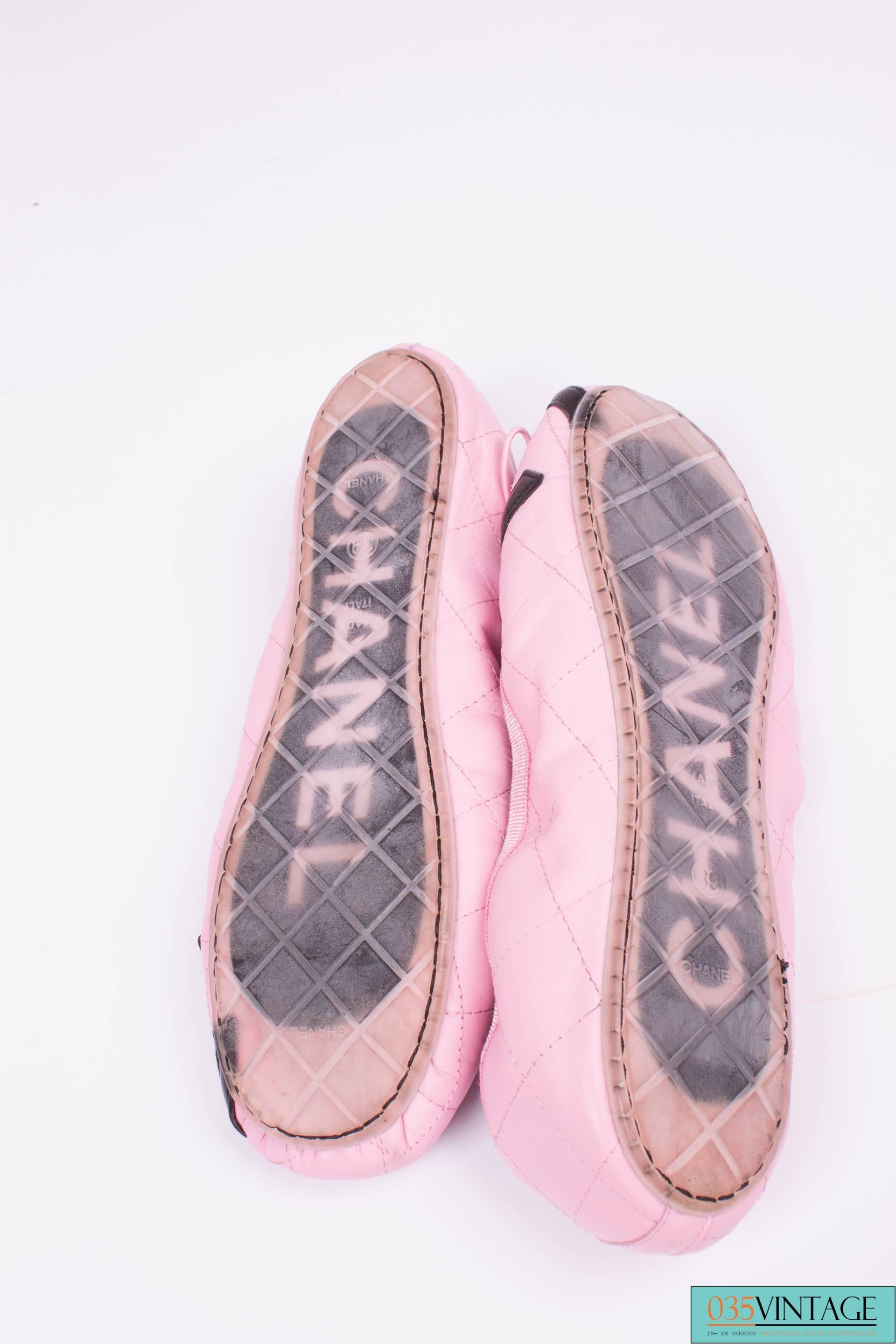 Chanel ballerina flats Cambon in pink en black leather.

A large interlocking CC in black and a little bow on the toe. No heel, transparent rubber sole. Maybe worn once, a little abraded spot on the heel. Furthermore in excellent condition, come