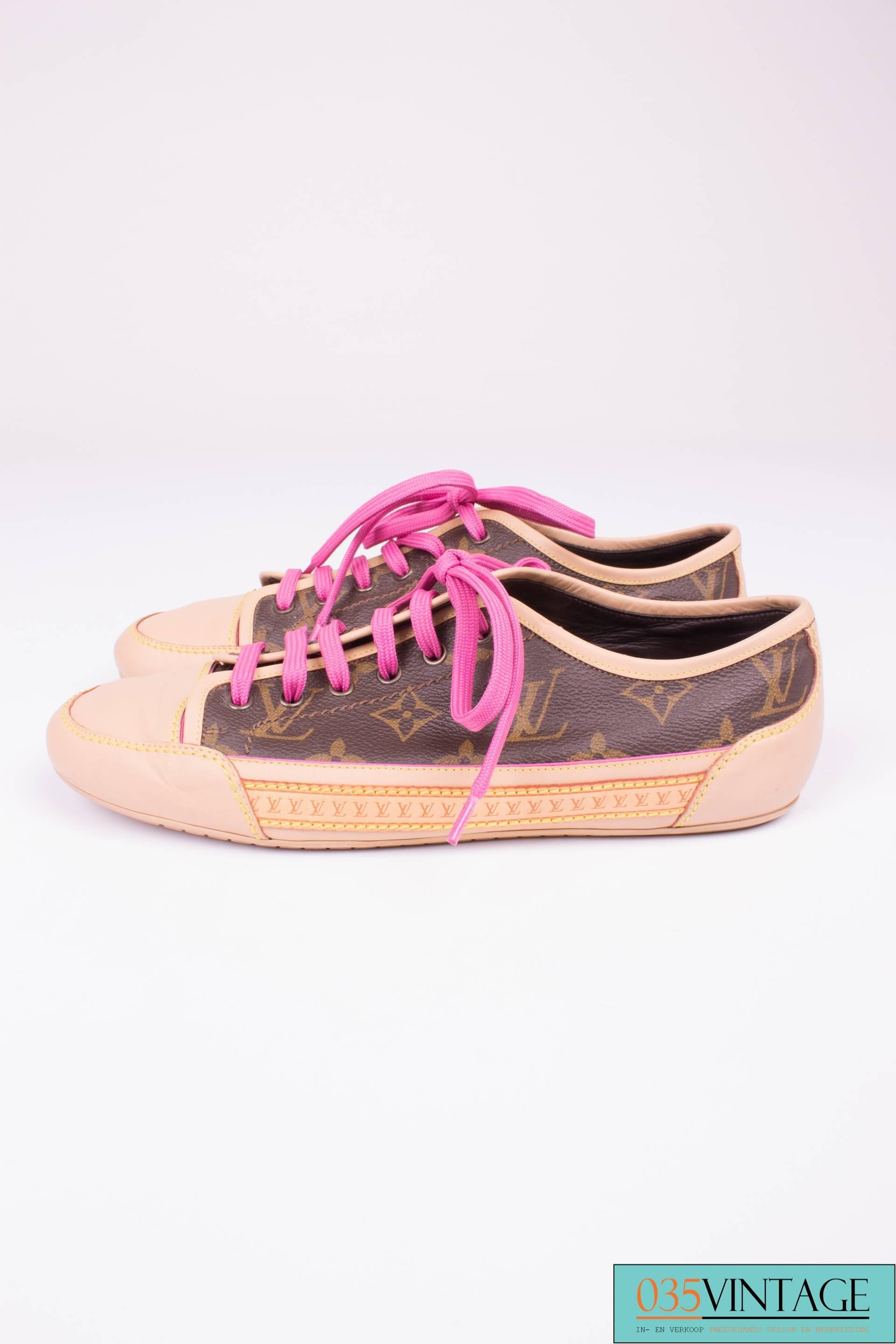 Chic and elegant sneakers by Louis Vuitton made of the welknown dark brown monogram canvas featuring natural vachetta leather trimming.

The full name is Louis Vuitton Monogram Canvas Capucine Sneakers and these shoes are maybe worn once, some