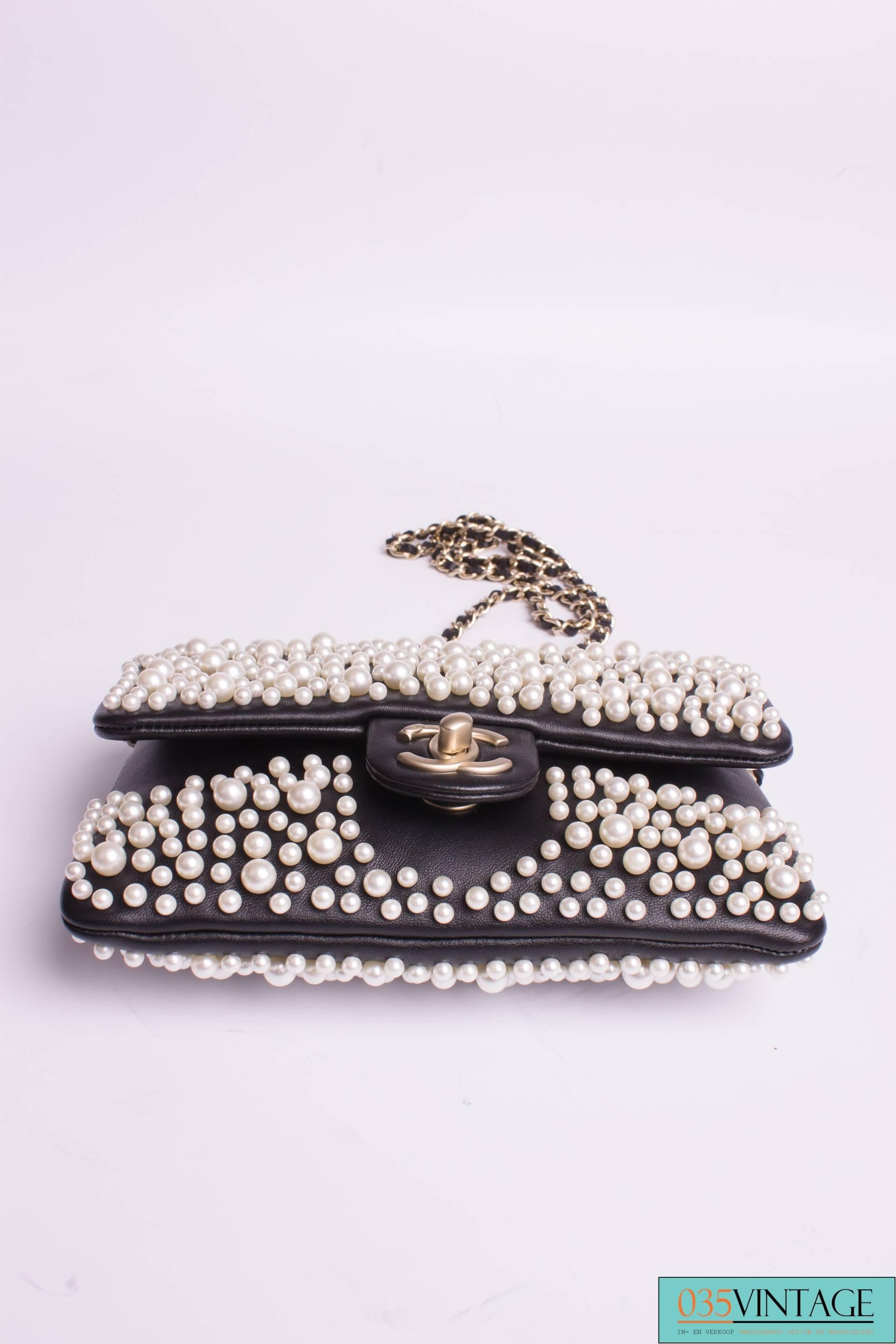 First presented on the runway in 2015; the Dubai Cruise Collection. This is the Chanel Pearly Flap Bag. An it is gorgeous!

A real masterpiece with pearls all over the body in three different sizes; small, medium and large. Nowadays it is rare to