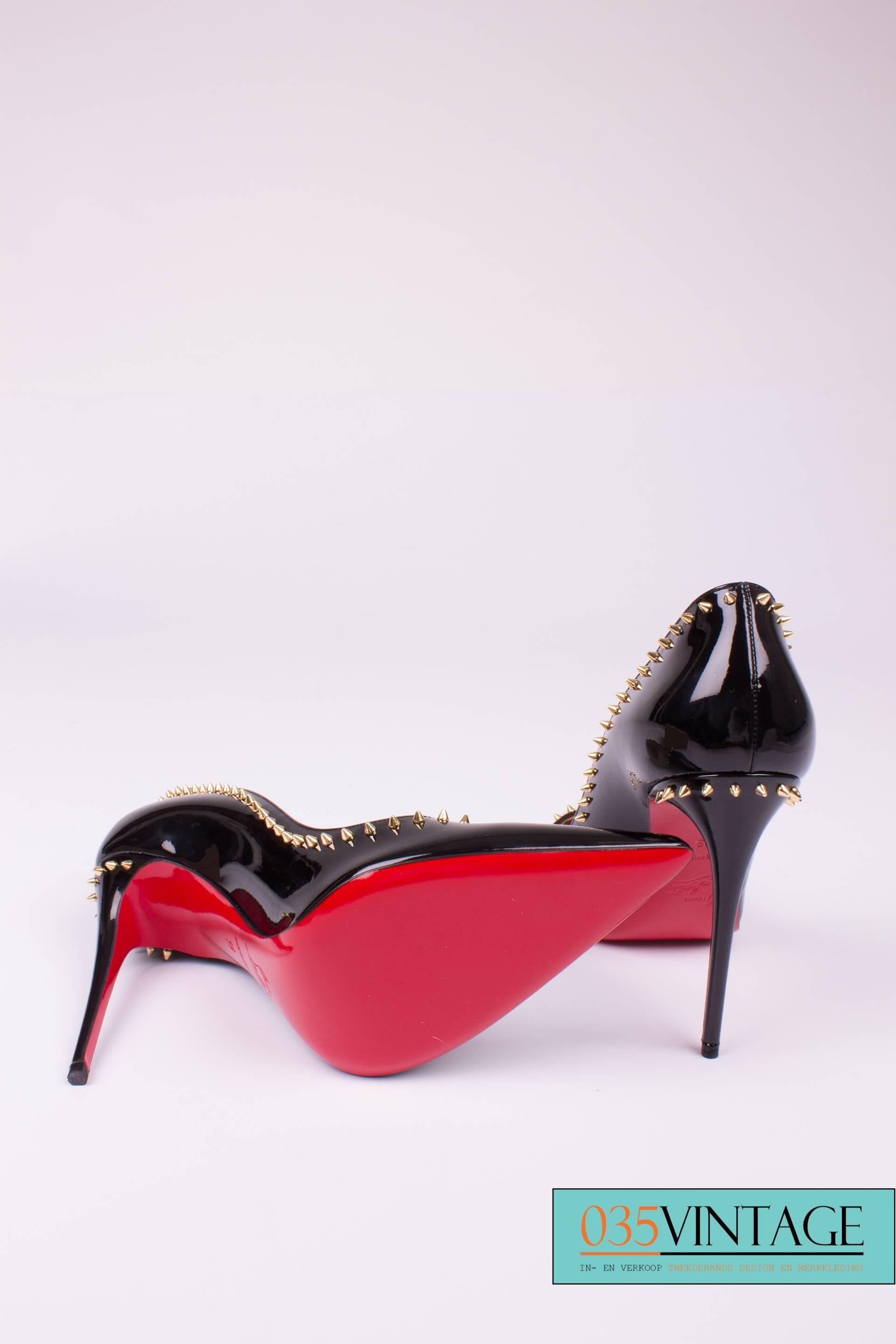 Louboutin Pumps - So Kate! Anjalina studded patent leather  In New Condition In Baarn, NL