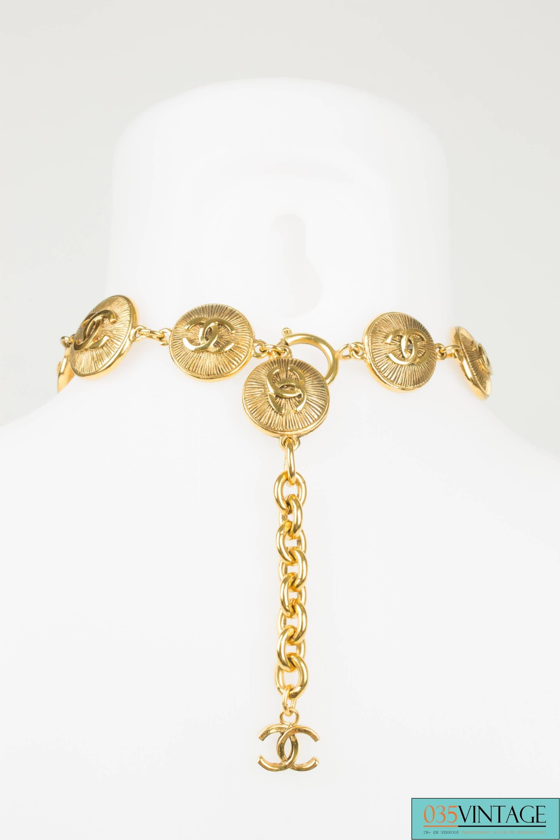 A beautiful vintage necklace by Chanel from the 80's! Super stylish!

This Chanel Rue Cambon Paris necklace can be worn long or short. Made of 11 medaillons in different sizes, a large interlocking CC logo in the center. Around this logo little