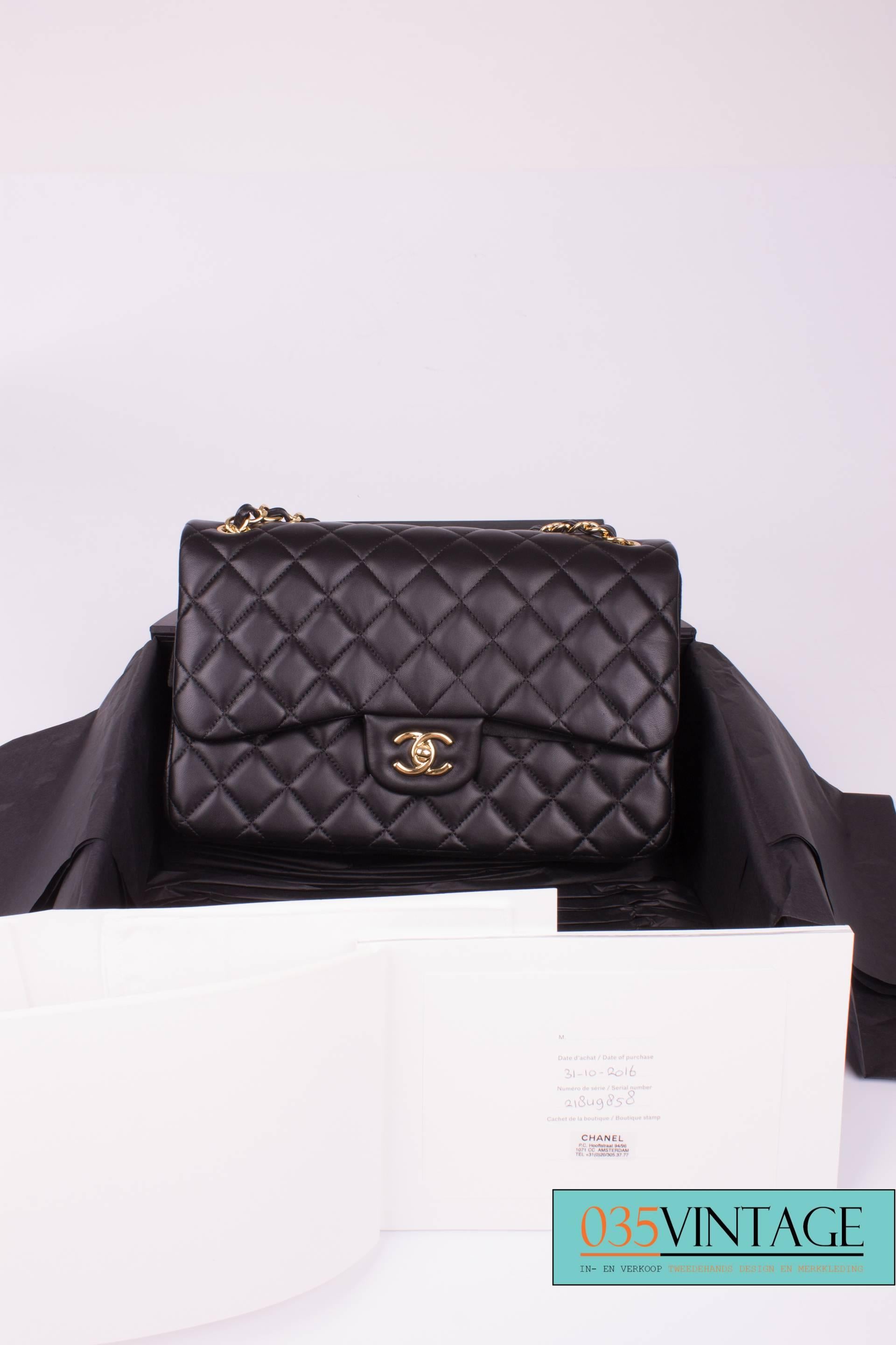 

Classic bag by Chanel in black quilted lambskin leather, this piece is new! 

This timeless jumbo double flap bag is the large size of this classic model and measures 30 centimeters in length. A golden chain which can be worn single or double and