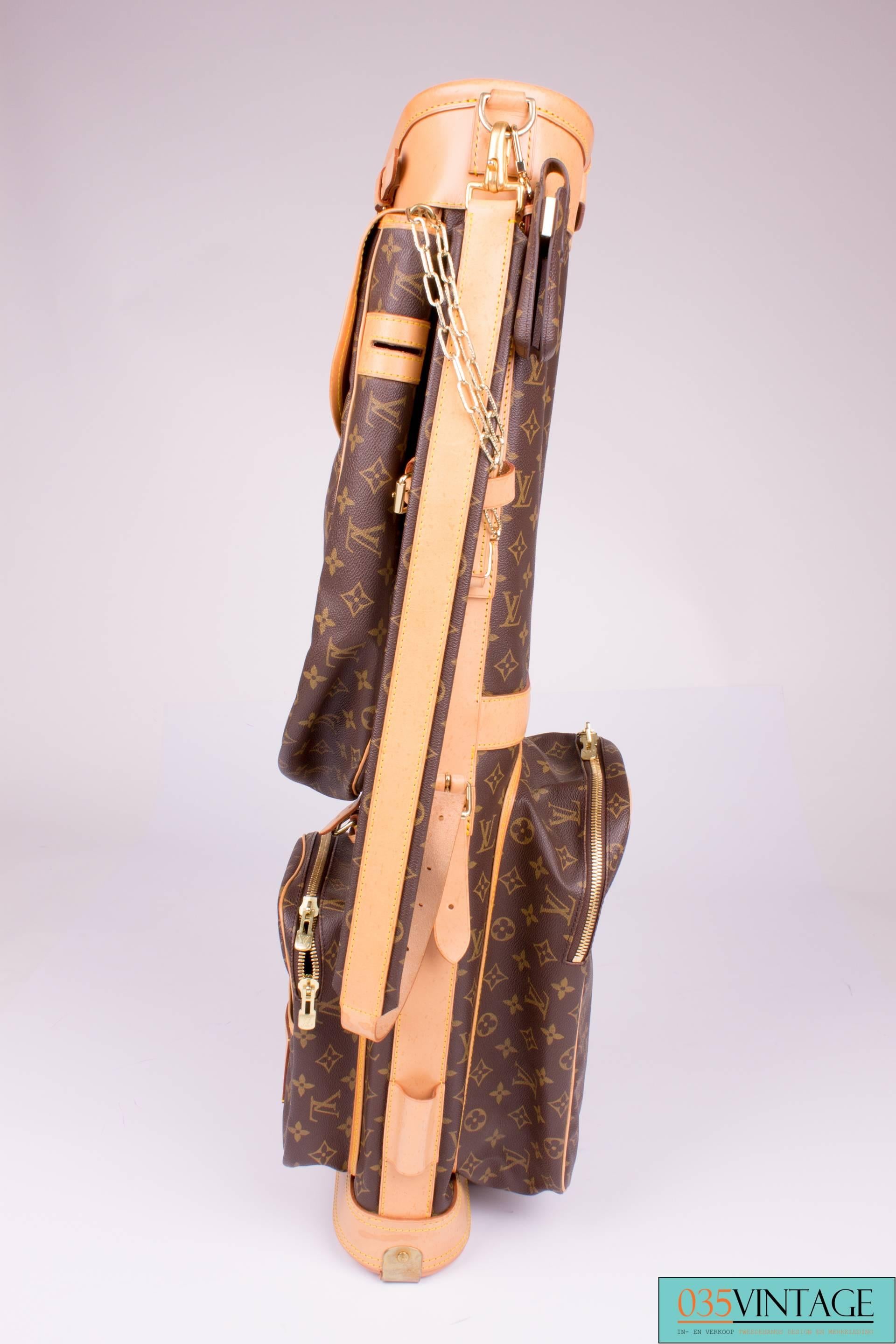 Stylish to the golf course with this Louis Vuitton Golf Bag in dark brown monogram canvas. How cool is that?!

This bag is fully made of dark brown monogram canvas, of course with trimming in natural colored leather and goldtone brass hardware. Lots