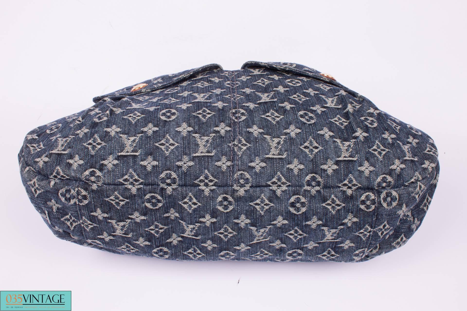 Nice and casual! The Louis Vuitton Denim Daily GM Bag. This one is BIG!!

Crafted in blue denim covered with LV monograms. Rounded corners, an adjustable leather schoulder strap and two large pockets with magnetic golden push buttons at the front.