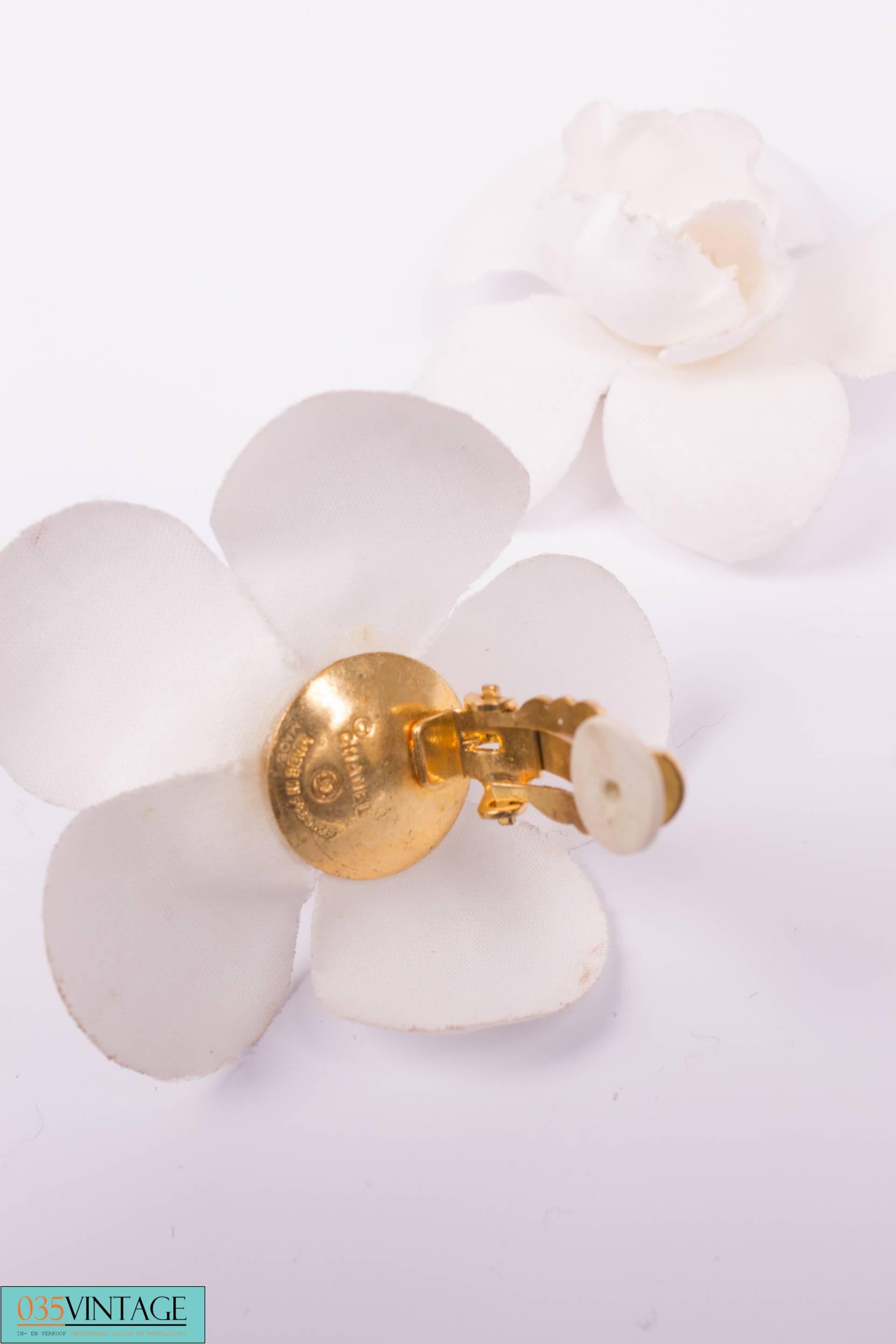 Chanel Silk Camellia Earrings 1988 - white In Good Condition In Baarn, NL
