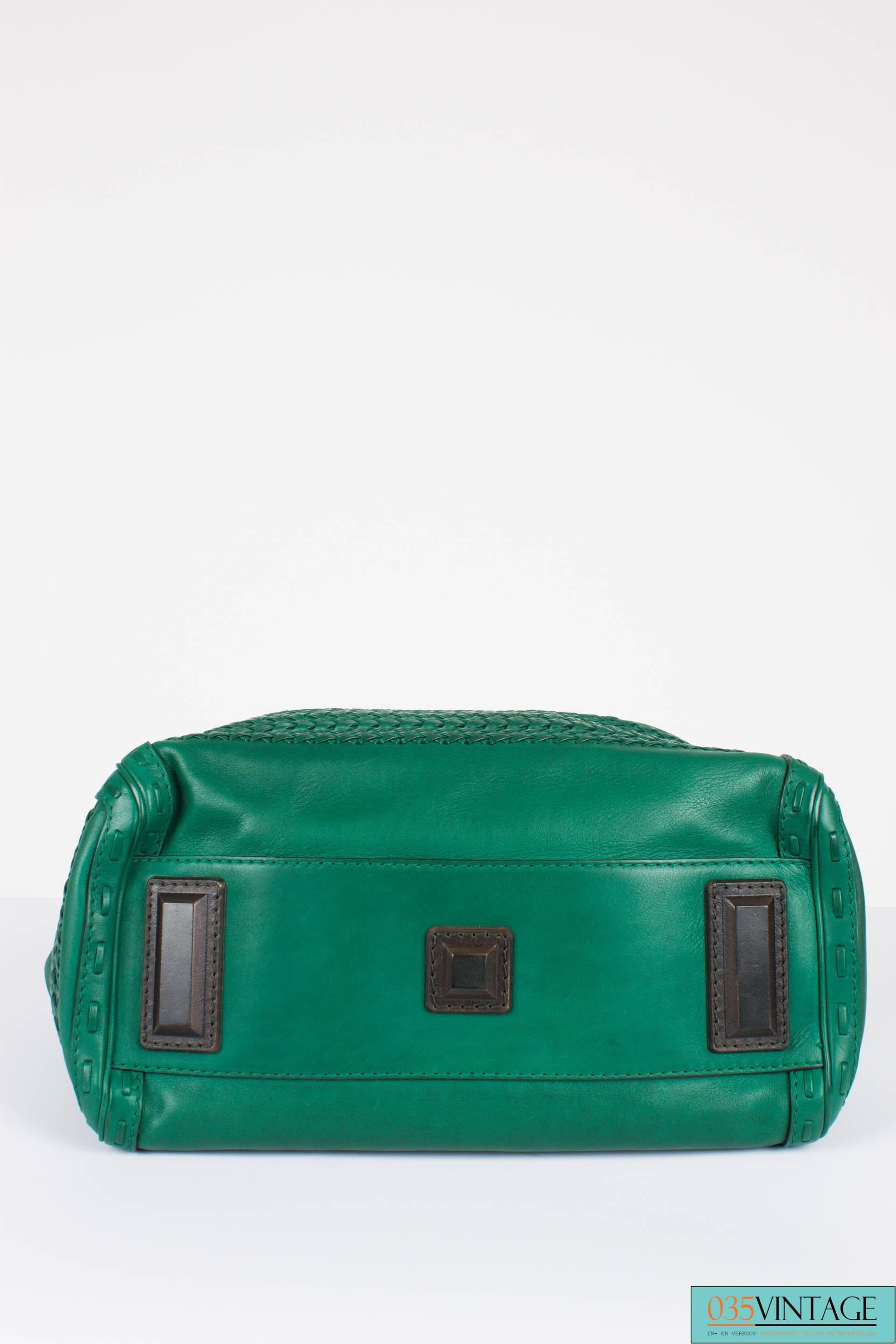 The minute you see this bag, you want it! Beautifully handmade Gucci bag in emerald green leather.

This one is called the Gucci Medium Handmade Woven Double Handle Bag and it has a rather big size; 35 centimeters wide, 27 centimeters high and 16