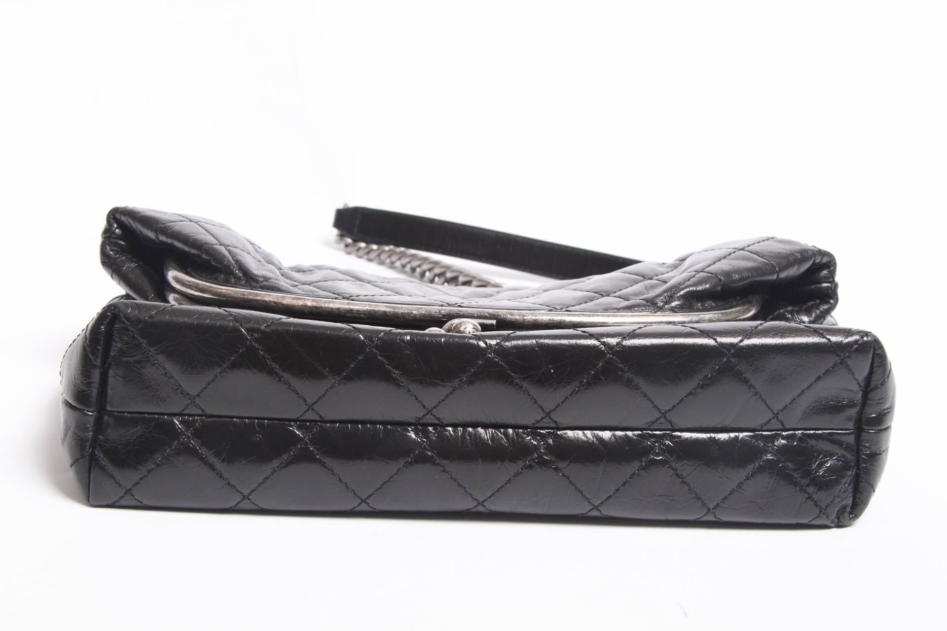 Black Chanel Tabati�ère Kiss Lock Bag - black leather - crossbody 2016